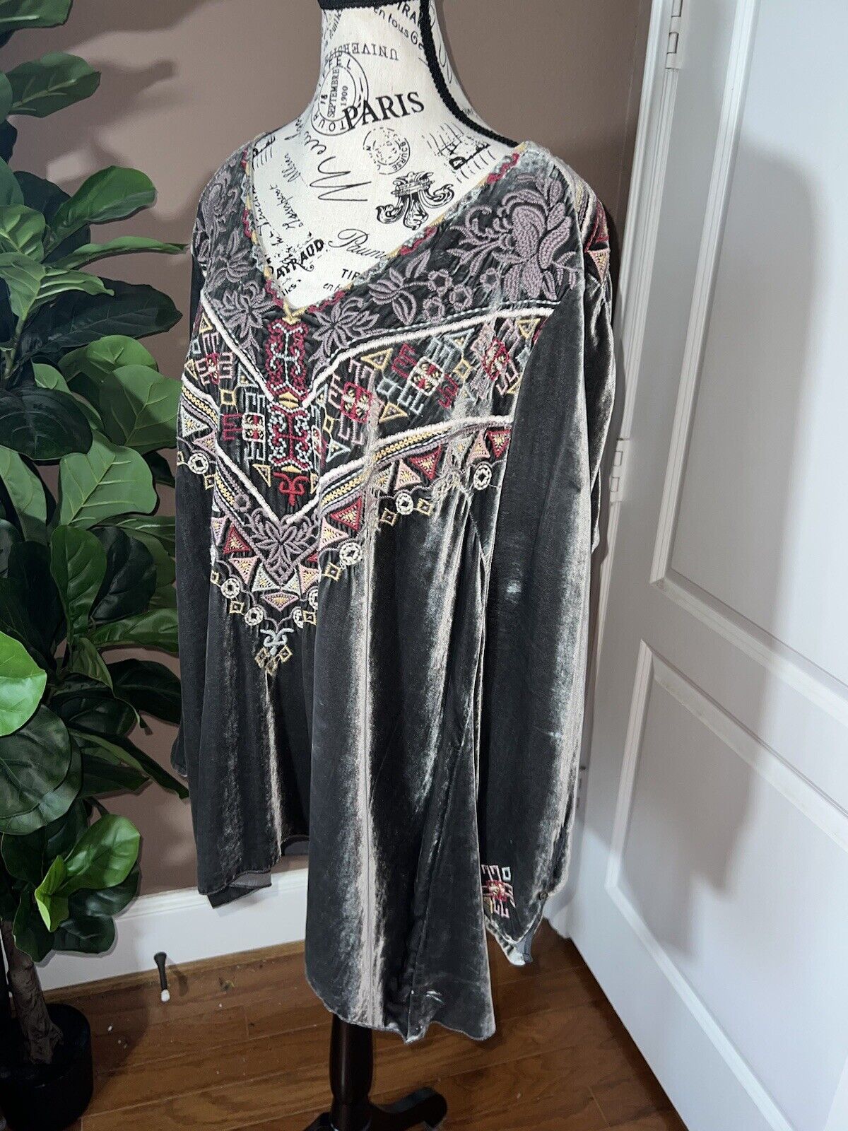 Johnny Was Soft Grey Velvet Heavily Embroidered Tunic Top Long Sleeve Sz 1X (XL)