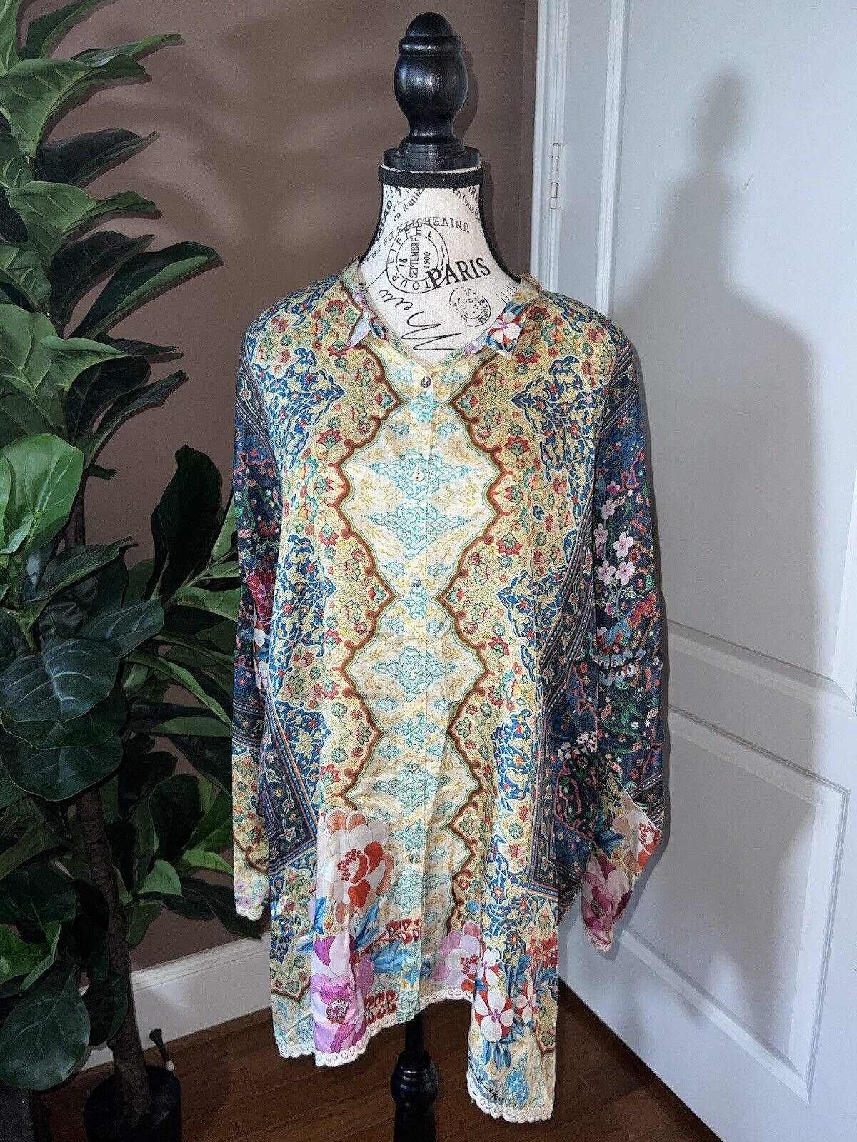 Johnny Was 100% Silk  STUNNING Floral Button Up Blouse Top L Large