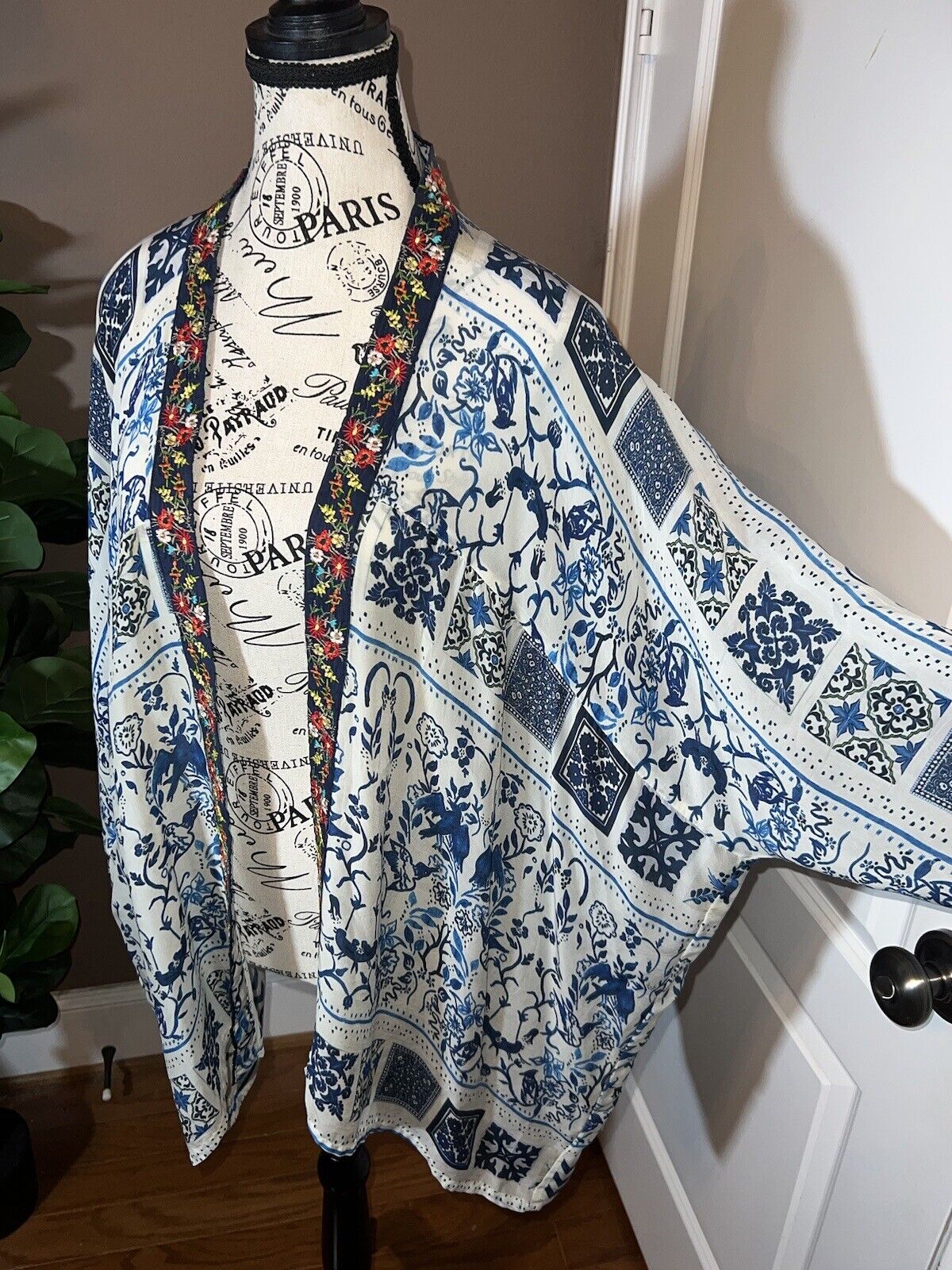 Johnny Was Silky Embroidered Kimono Blue & White Sz L Large Flowy SUMMER