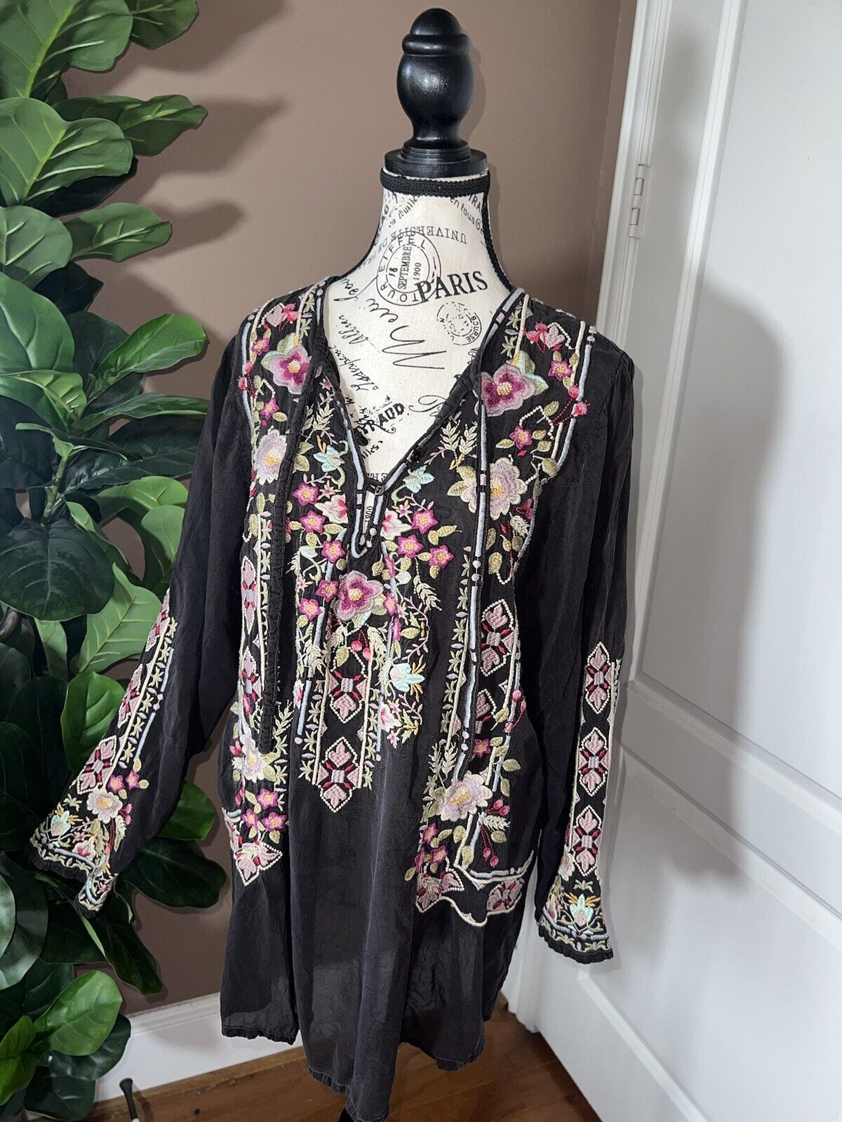 Johnny Was XL Beautiful Embroidered Dark Brown Peasant Tunic Top Silky Flowers