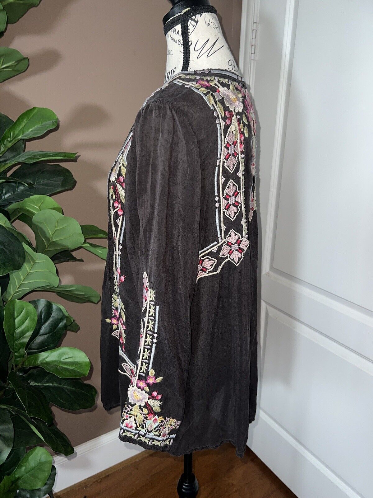 Johnny Was XL Beautiful Embroidered Dark Brown Peasant Tunic Top Silky Flowers