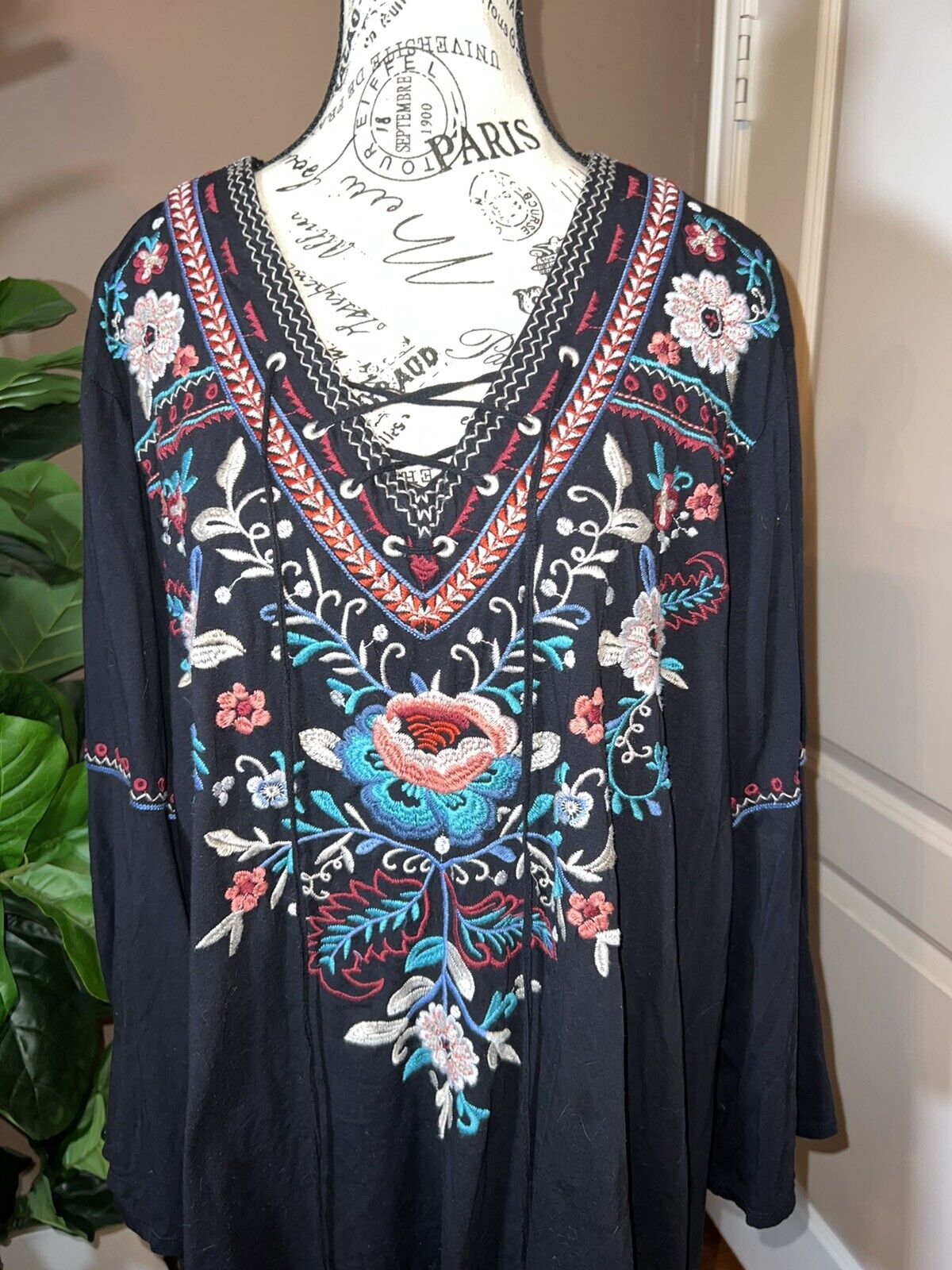 Johnny Was Beautiful Embroidered Tunic Black Peasant Top Floral Sz 1X 1XL XL