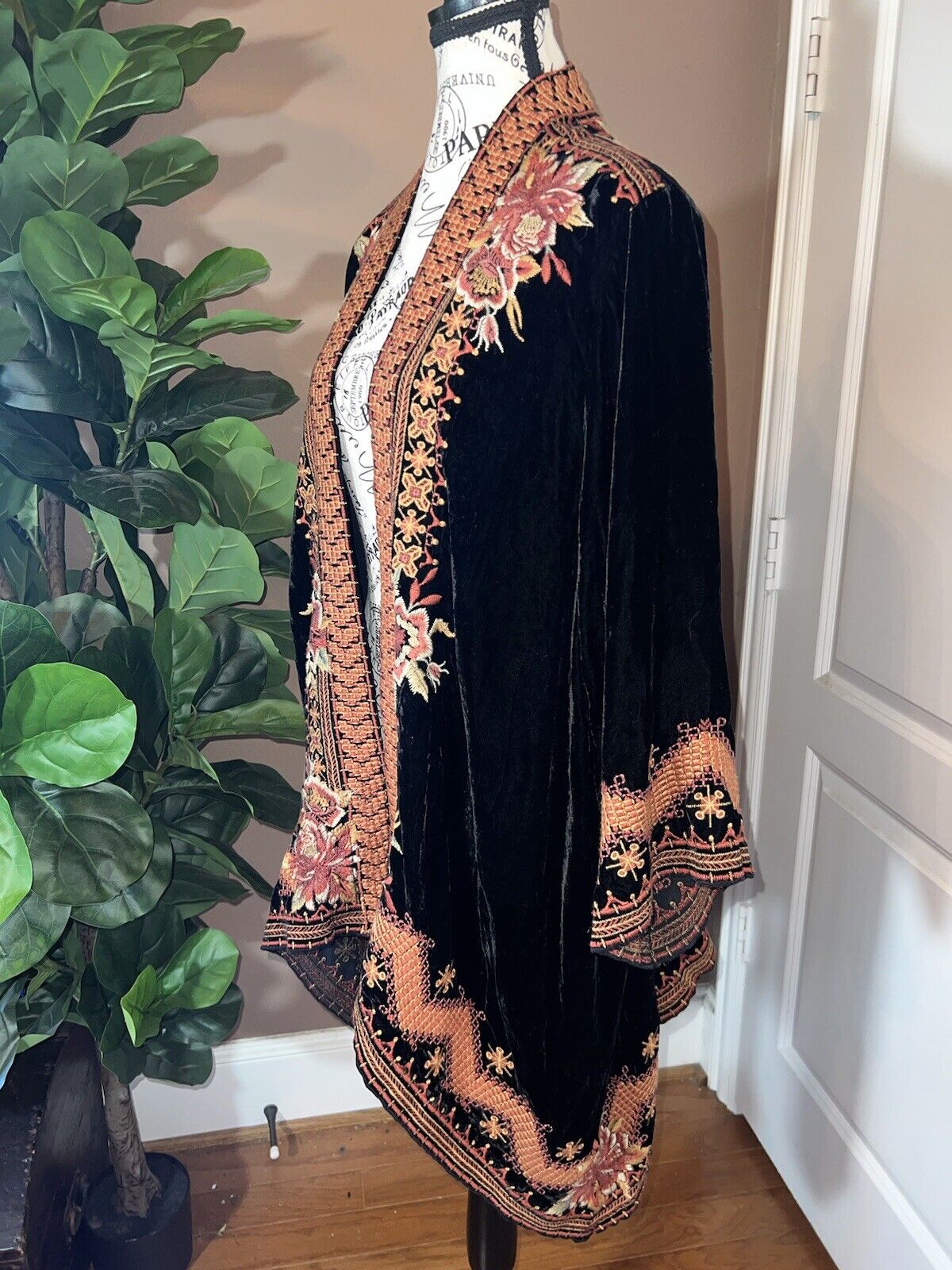 Johnny Was Black Velvet Embroidered Kimono Wrap Sz 1XL 1X XL Floral STUNNING