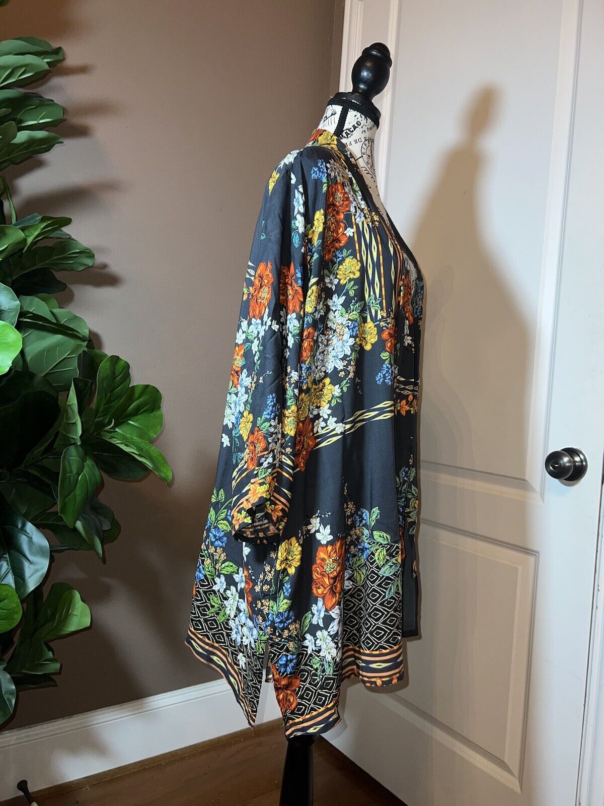 Johnny Was Silky Kimono Sz L Large Floral Beautifully Soft Black Floral Wrap