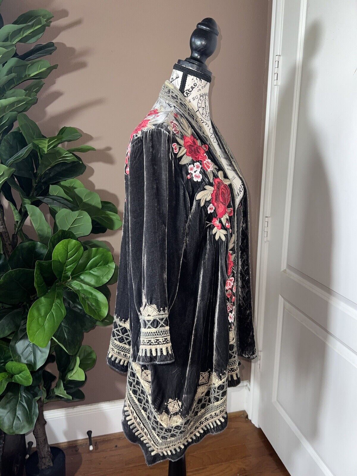 Johnny Was M Medium Grey Velvet Heavily Embroidered Kimono Wrap Top Roses