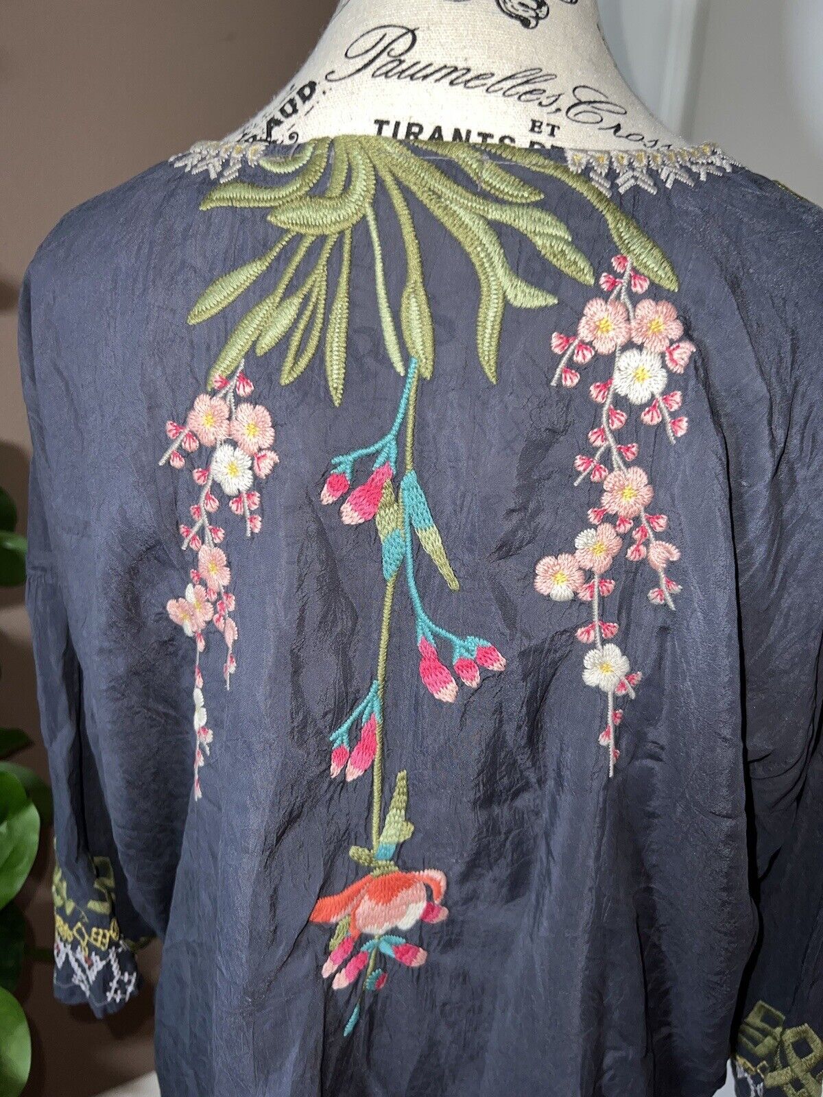 Johnny Was Silky Floral Heavily Embroidered Tunic Top L Kimono Sleeves