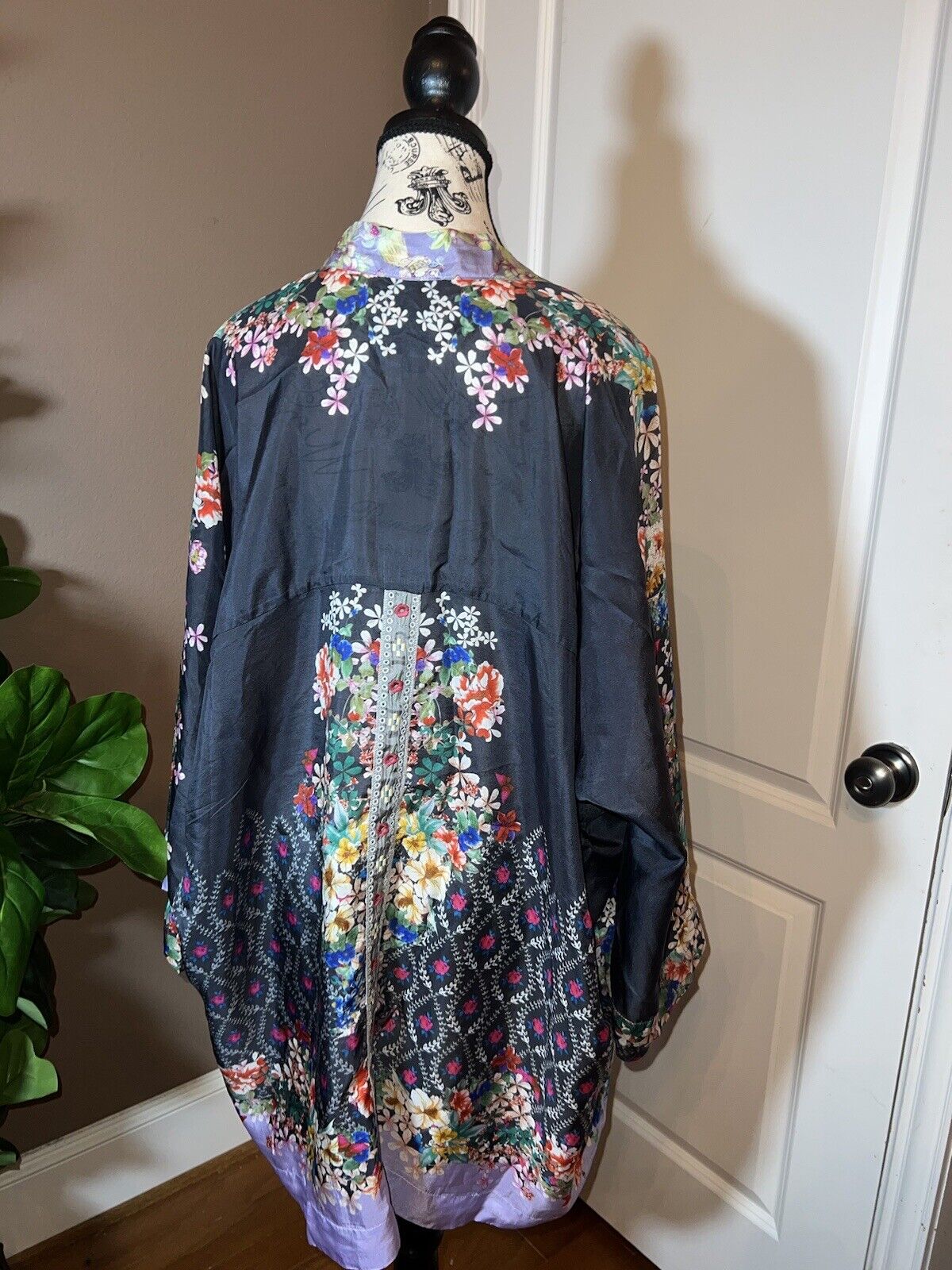 Johnny Was 100% Silk Kimono Sz L Large Gorgeous Floral Pattern & Vibrant Colors