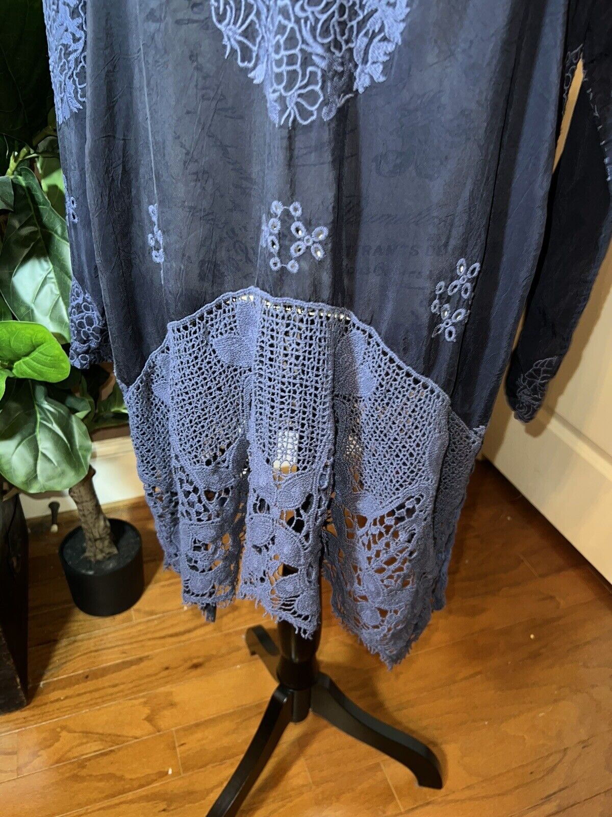 Johnny Was Sz M Medium Heavily Embroidered Silky Tunic Top Kimono Sleeve Navy