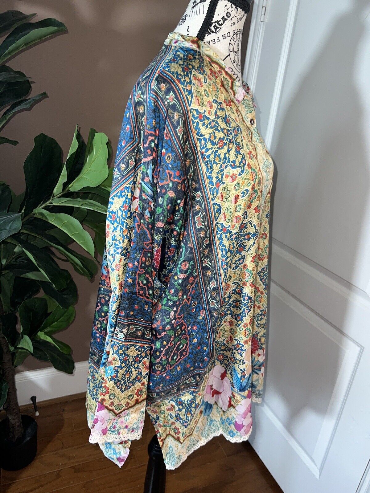 Johnny Was 100% Silk  STUNNING Floral Button Up Blouse Top L Large