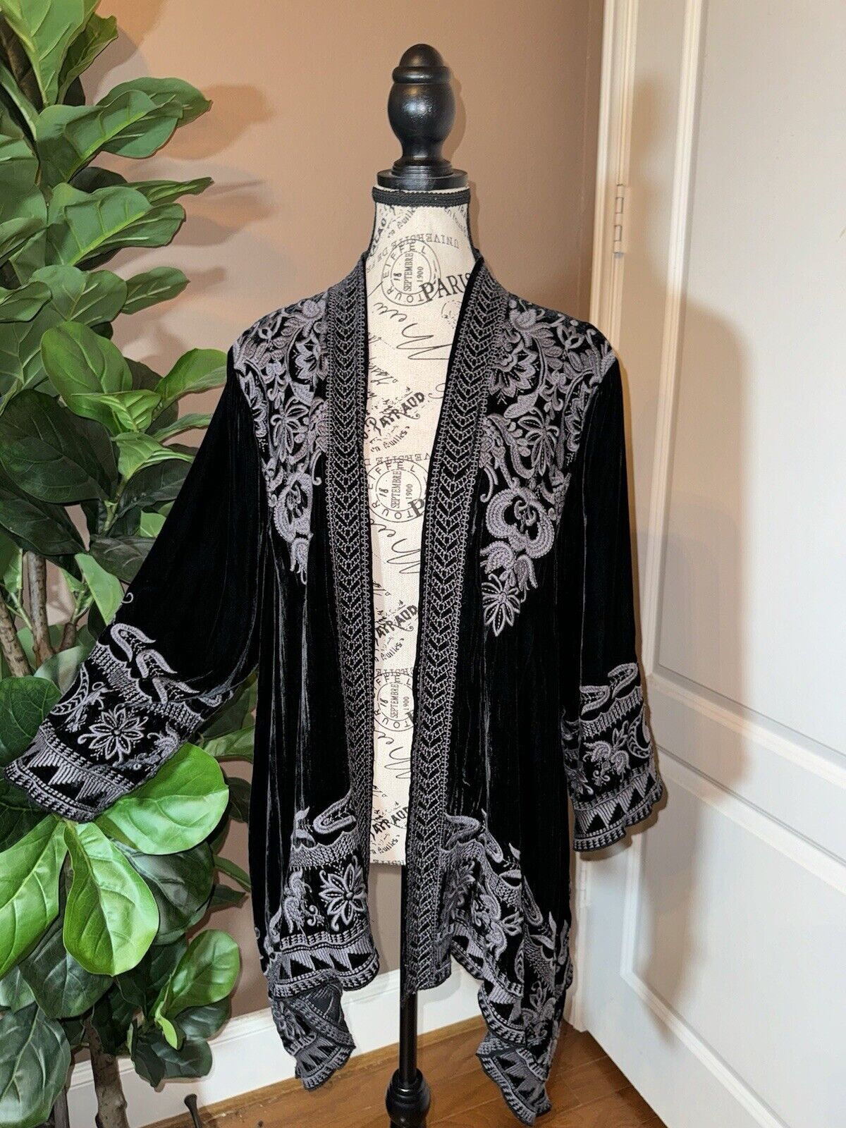 Johnny Was XL 1X 1XL Black Velvet Tonal Embroidery Kimono Handkerchief