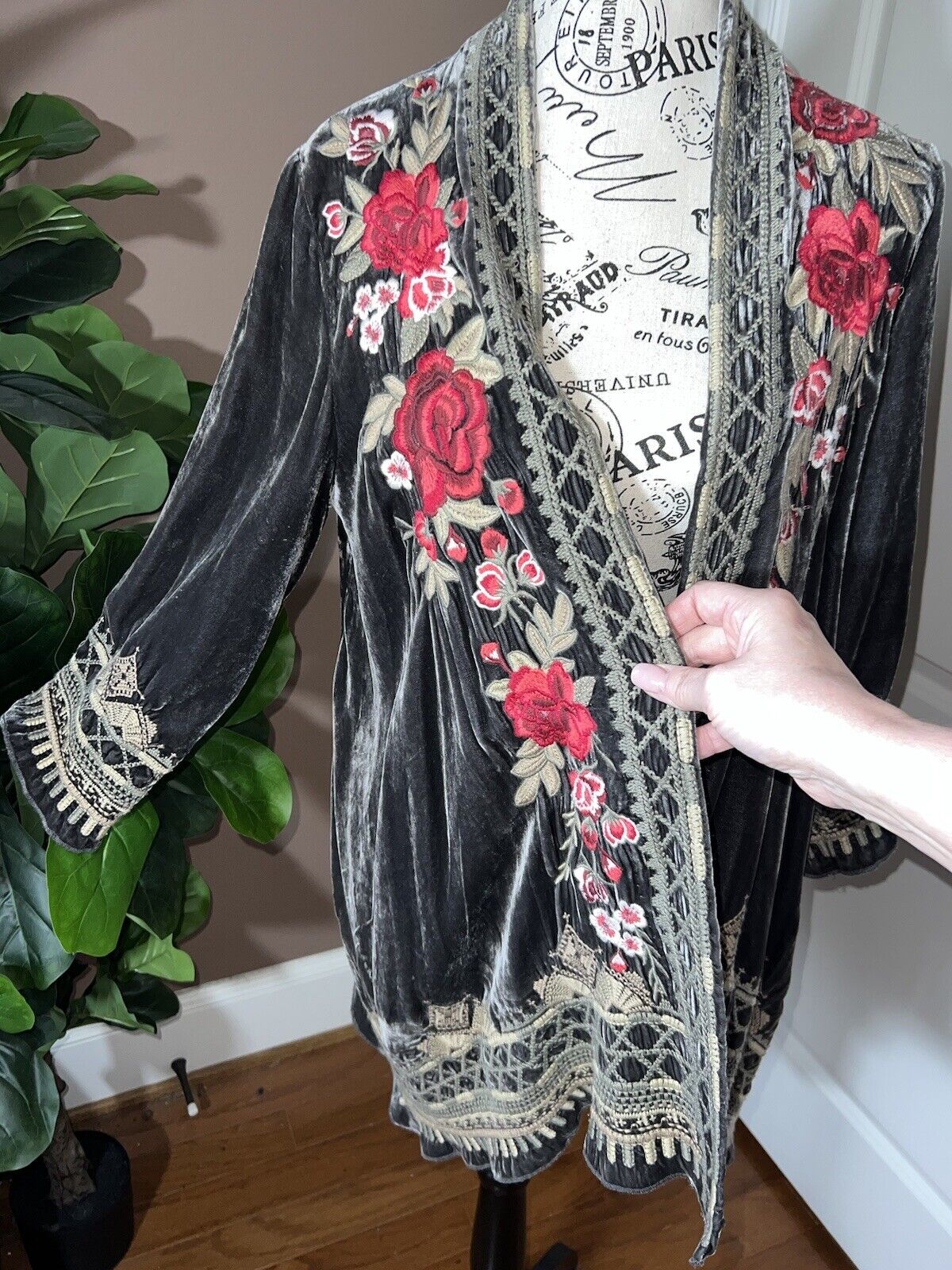 Johnny Was M Medium Grey Velvet Heavily Embroidered Kimono Wrap Top Roses