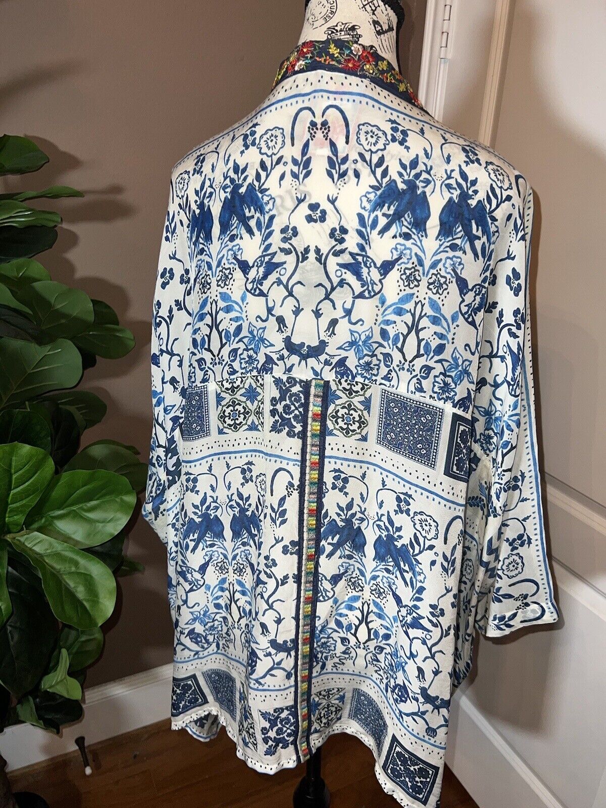 Johnny Was Silky Embroidered Kimono Wrap Blue & White Sz M 32” PTP Cardigan