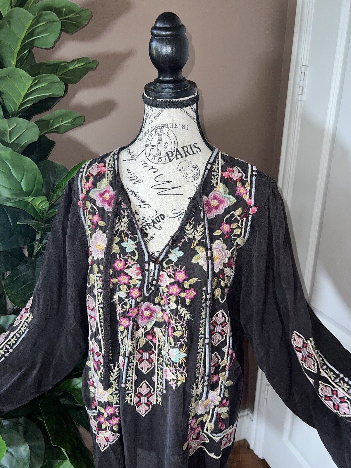 Johnny Was XL Beautiful Embroidered Dark Brown Peasant Tunic Top Silky Flowers