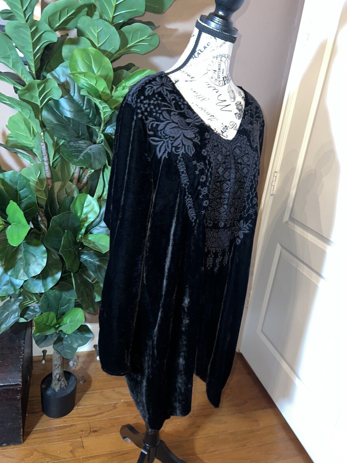 Johnny Was XL 1X 1XL Black Velvet Tonal Embroidery Tunic Top Kimono Sleeves