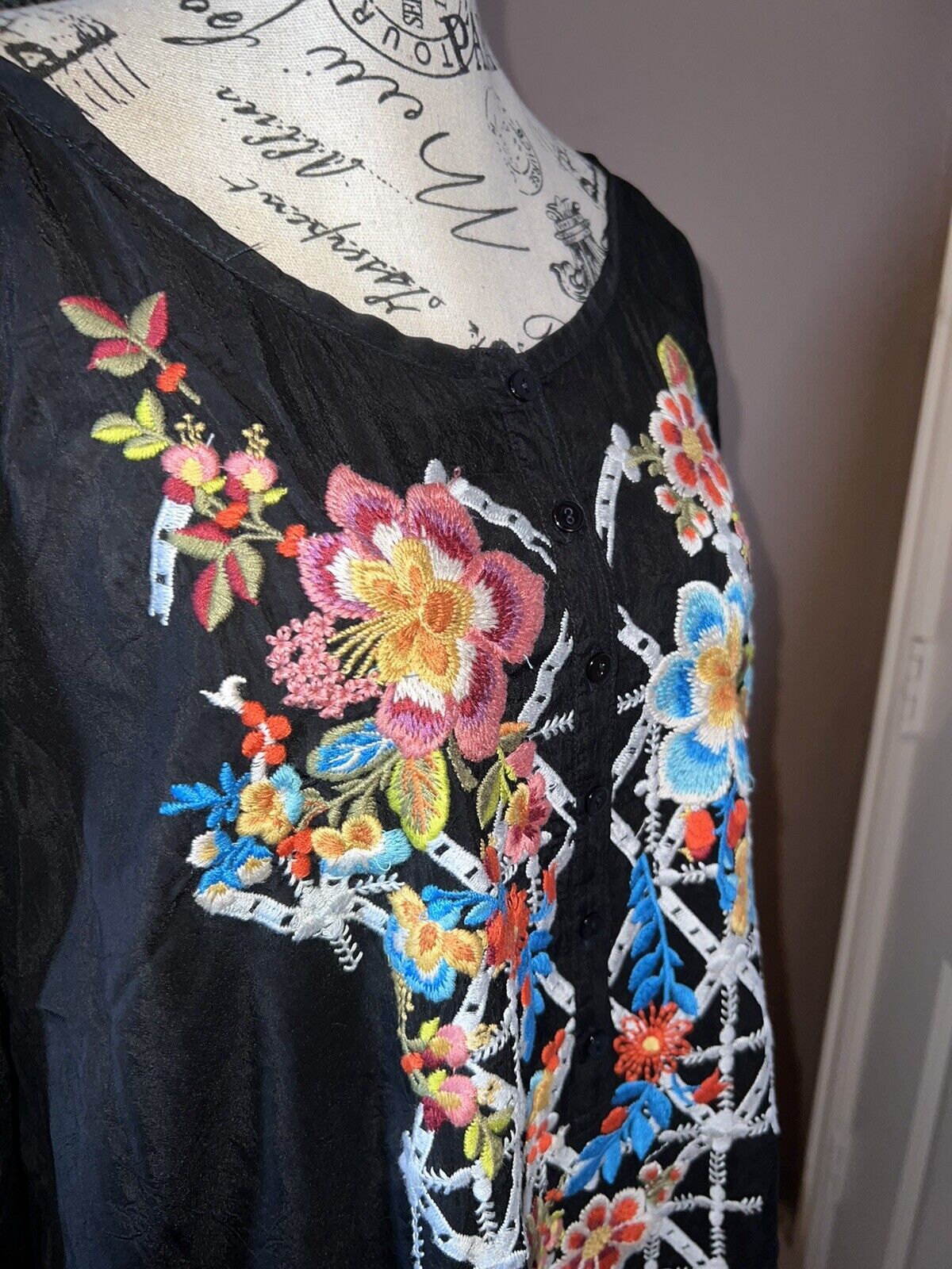 Johnny Was Embroidered Silky Tunic Top Black With Flowers 2X 2XL XXL Beautiful