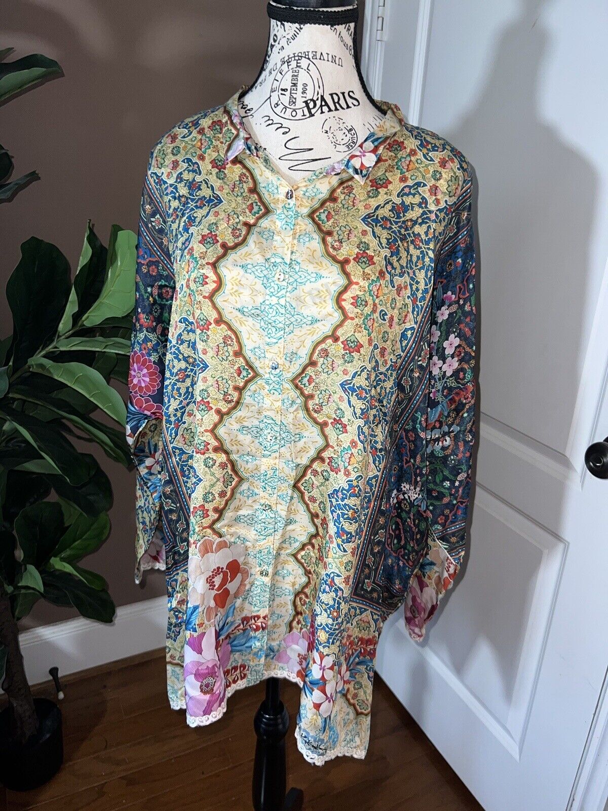 Johnny Was 100% Silk  STUNNING Floral Button Up Blouse Top L Large