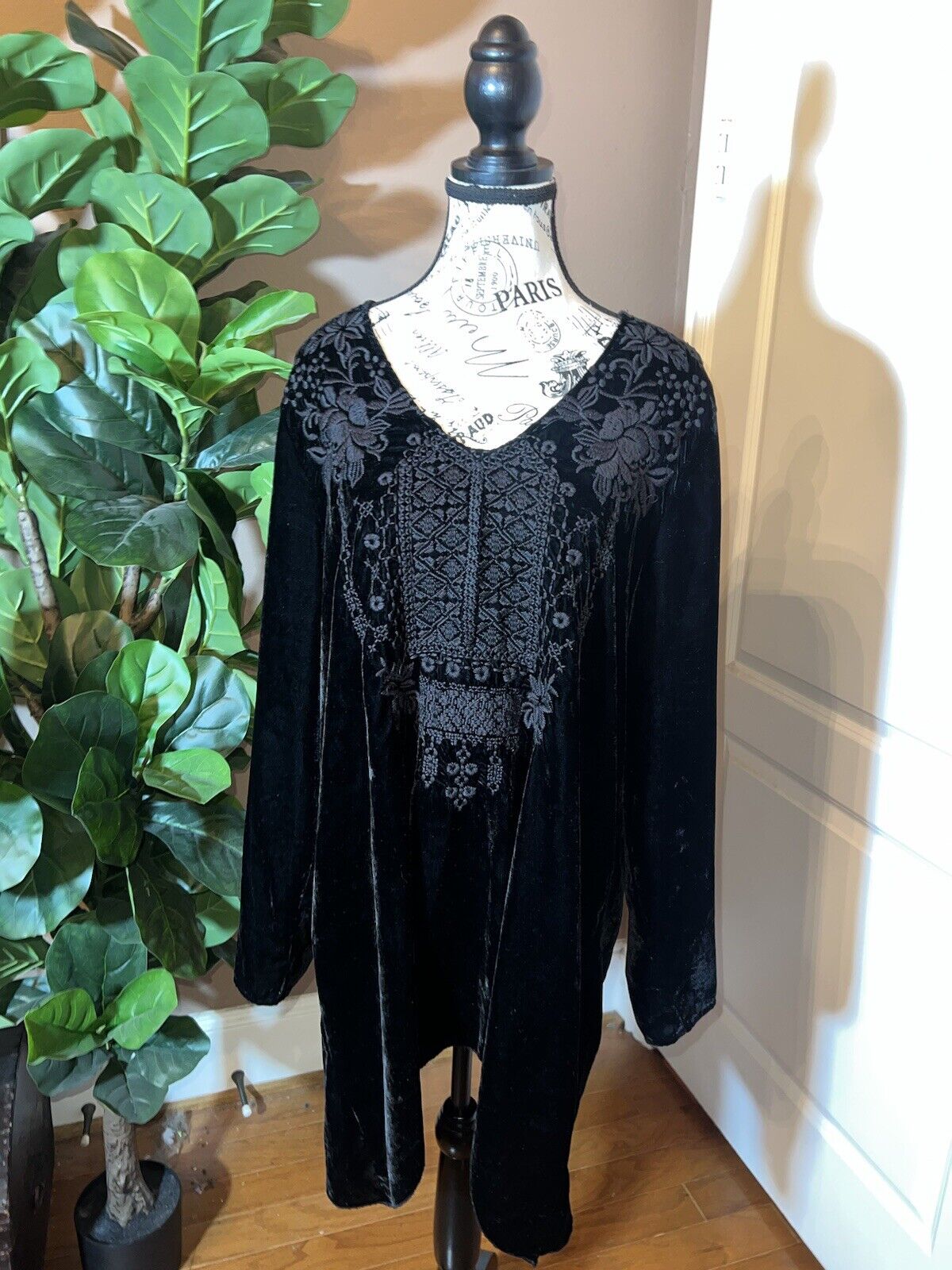 Johnny Was XL 1X 1XL Black Velvet Tonal Embroidery Tunic Top Kimono Sleeves