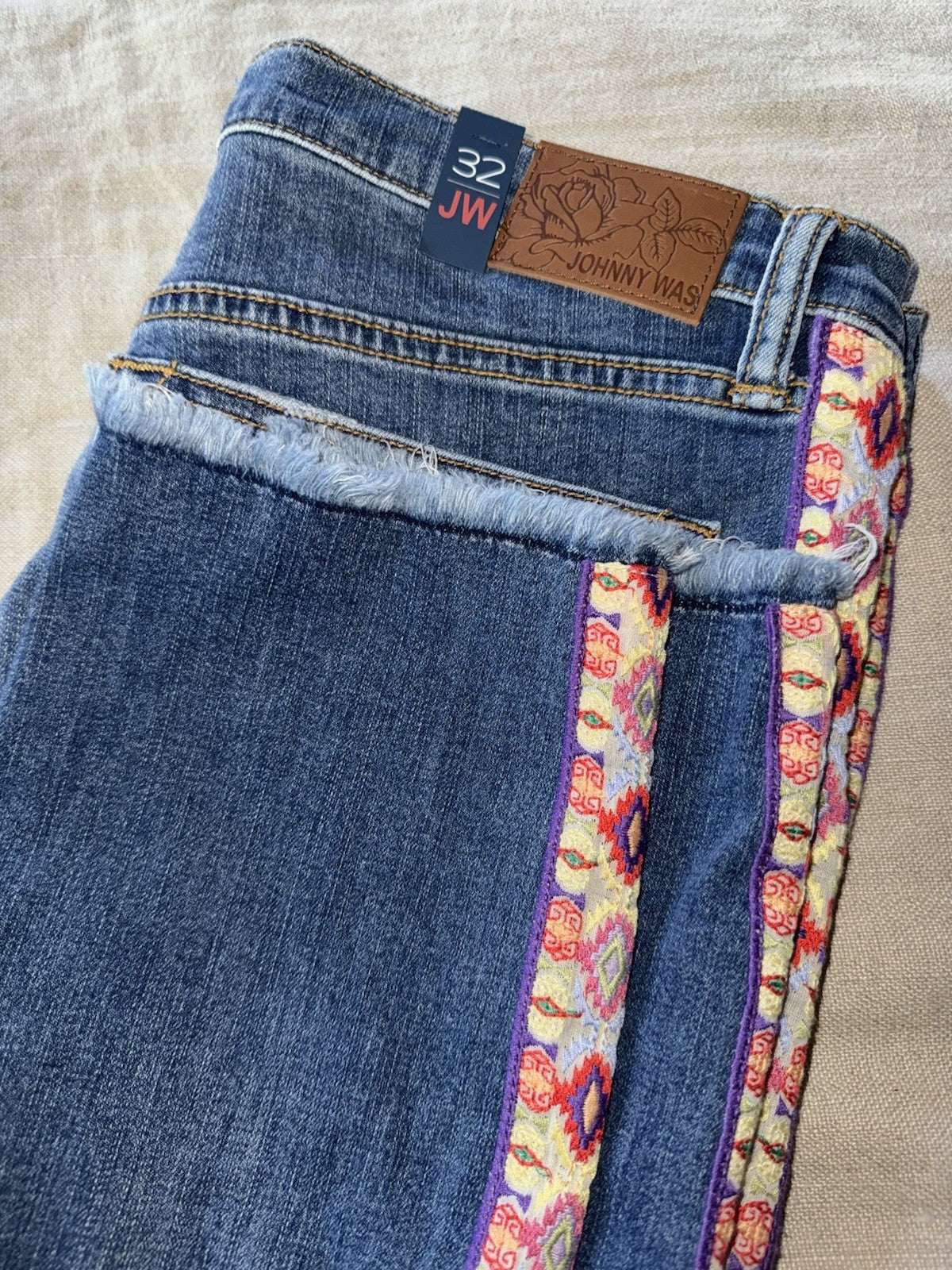 Johnny Was Sz 32 Cropped Skinny Jeans Washed Blue Embroidered Trim Down Leg Johnny Was