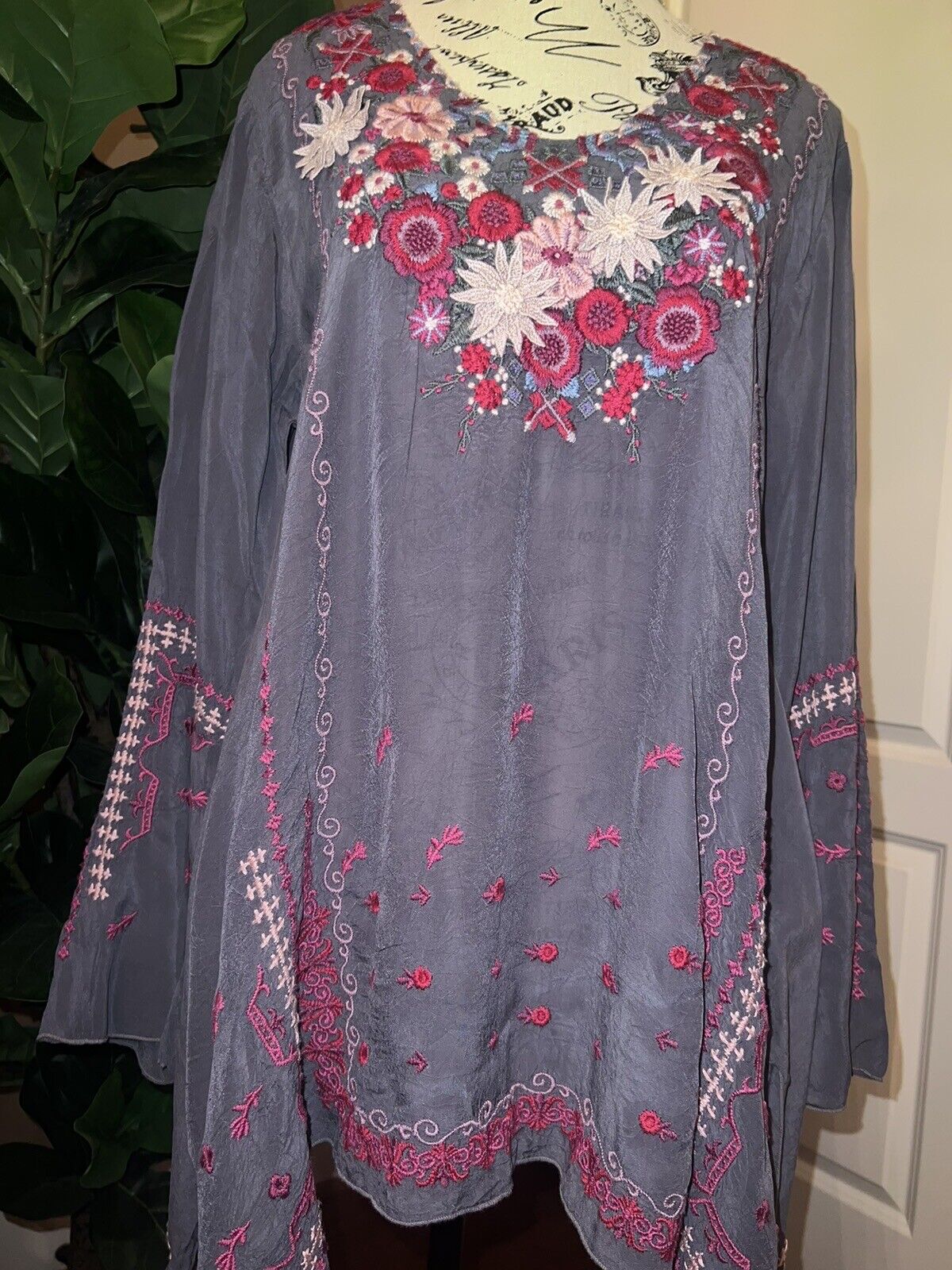 Johnny Was Sz M Medium Heavily Embroidered Silky Tunic Top Kimono Sleeve Grey