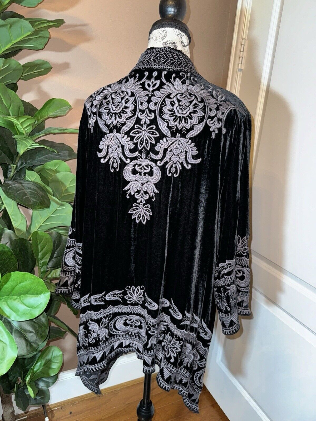 Johnny Was XL 1X 1XL Black Velvet Tonal Embroidery Kimono Handkerchief