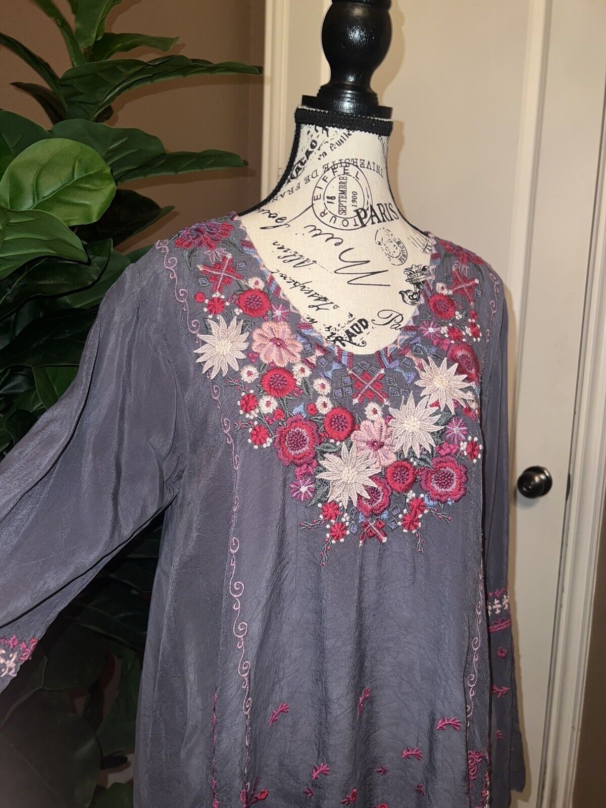 Johnny Was Sz M Medium Heavily Embroidered Silky Tunic Top Kimono Sleeve Grey