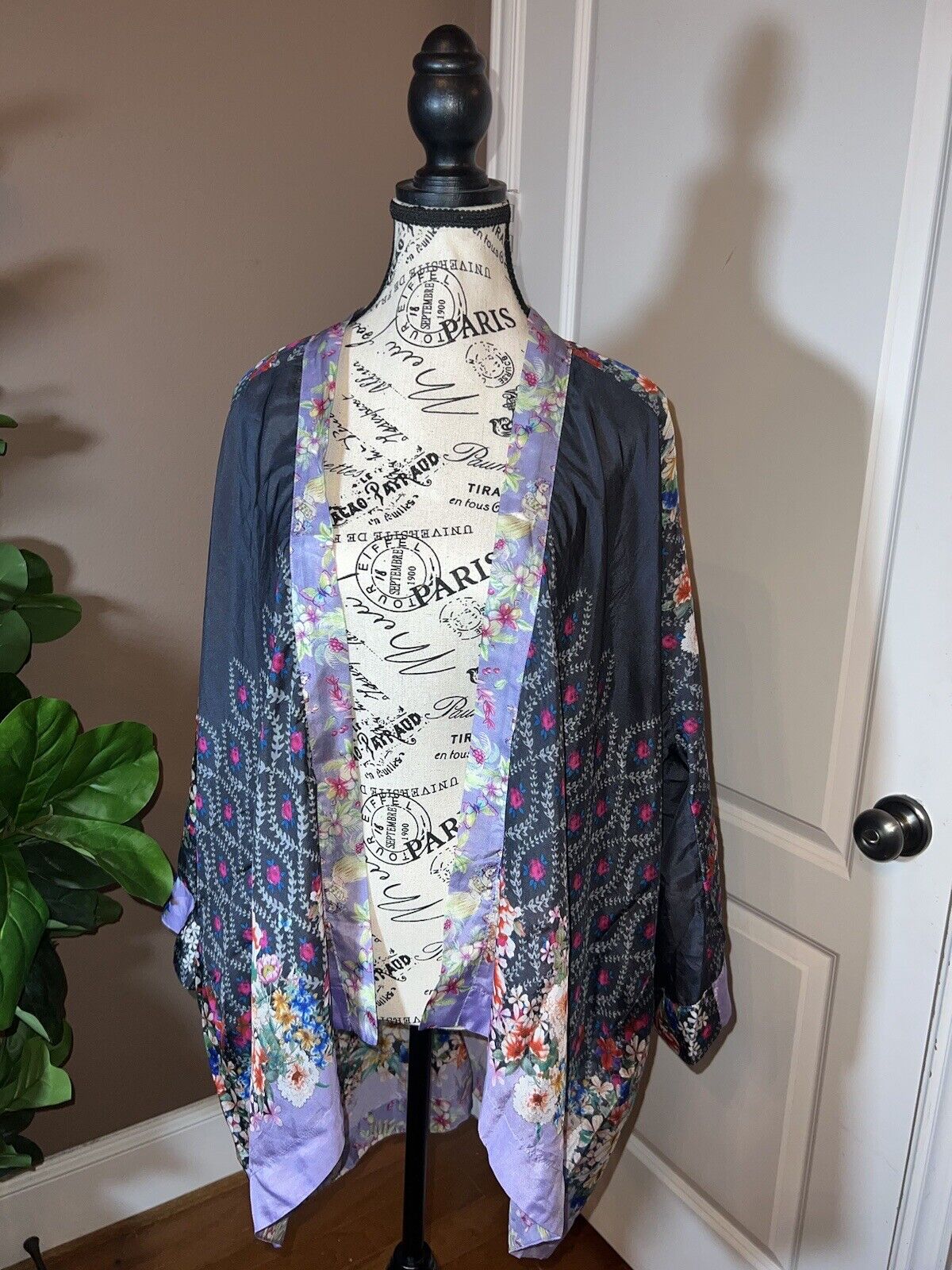 Johnny Was 100% Silk Kimono Sz L Large Gorgeous Floral Pattern & Vibrant Colors