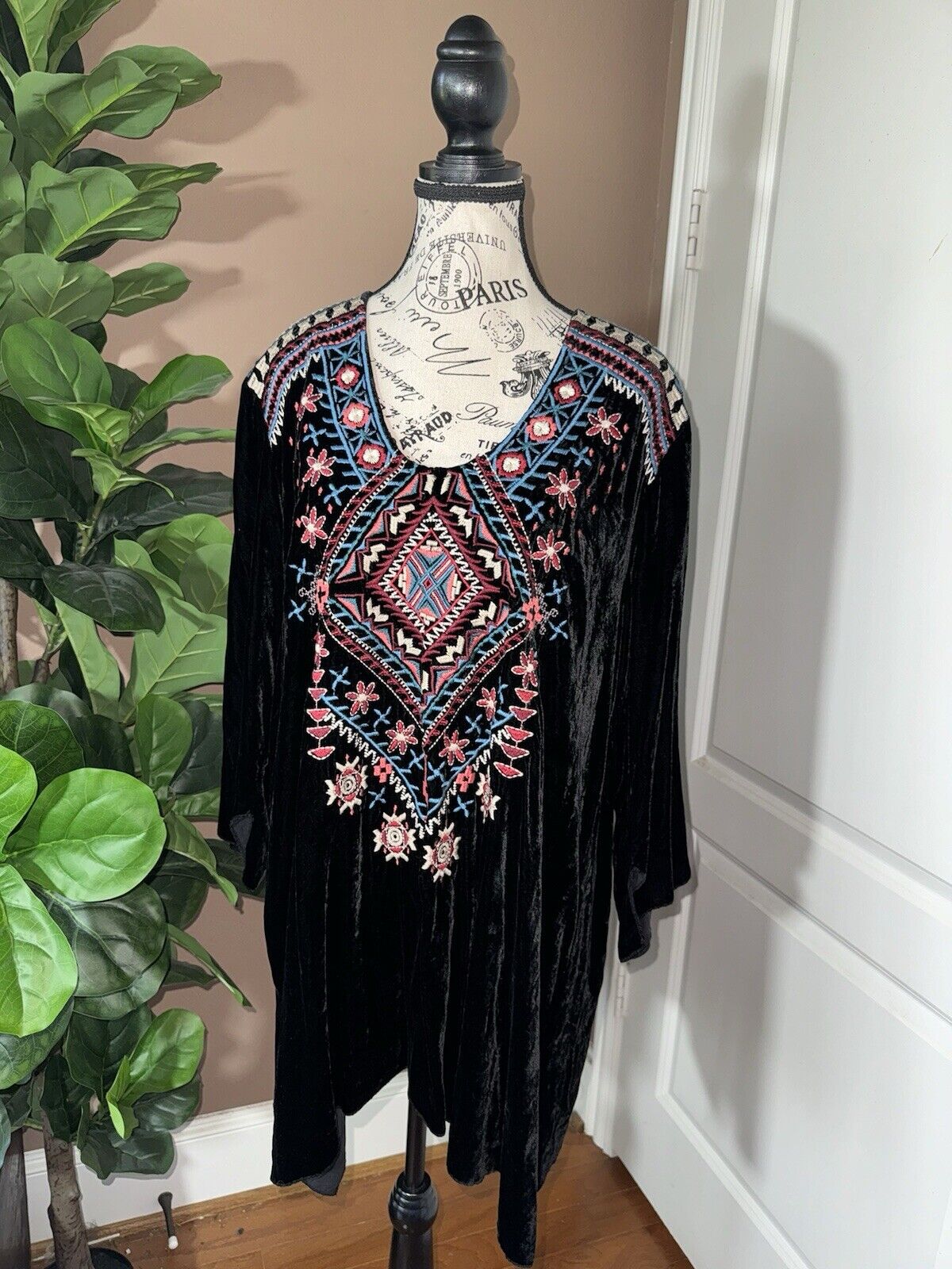 Johnny Was Sz Xl 1X 1XL Black Velvet Heavily Embroidered Tunic Top Geometric