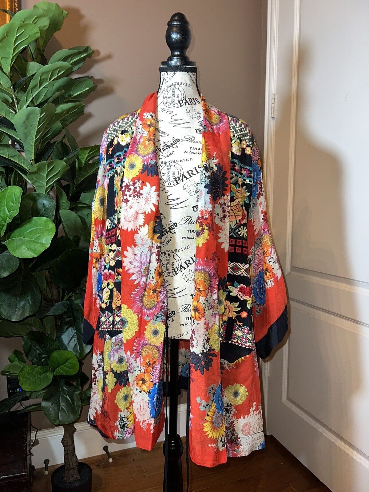 Johnny Was 100% Silk Kimono Sz XL Red & Black Floral Wrap STUNNING EMBROIDERY