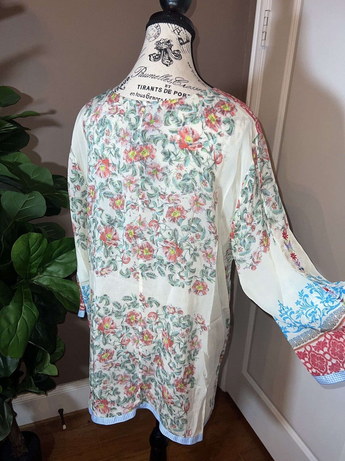 Johnny Was Sz XL Silky Soft White Tunic Top Embroidered Floral EUC