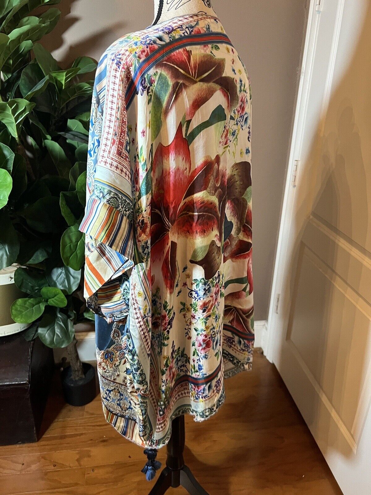 Johnny Was O/S 100% Silk Kimono Wrap Poncho Top STUNNING BACK Tassels