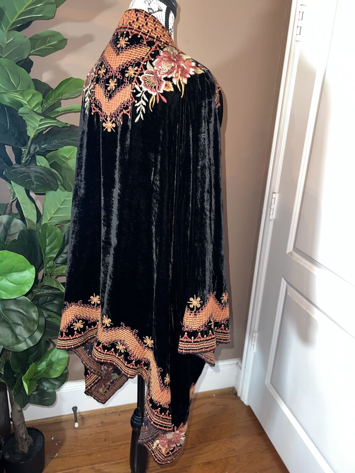 Johnny Was Black Velvet Embroidered Kimono Wrap Sz 1XL 1X XL Floral STUNNING