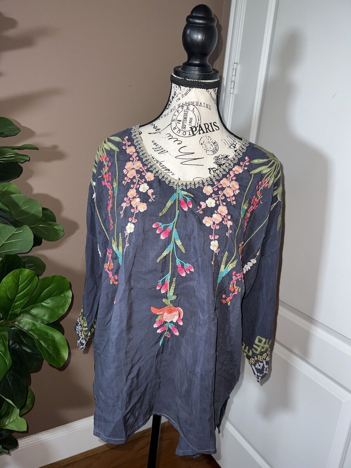 Johnny Was Silky Floral Heavily Embroidered Tunic Top L Kimono Sleeves