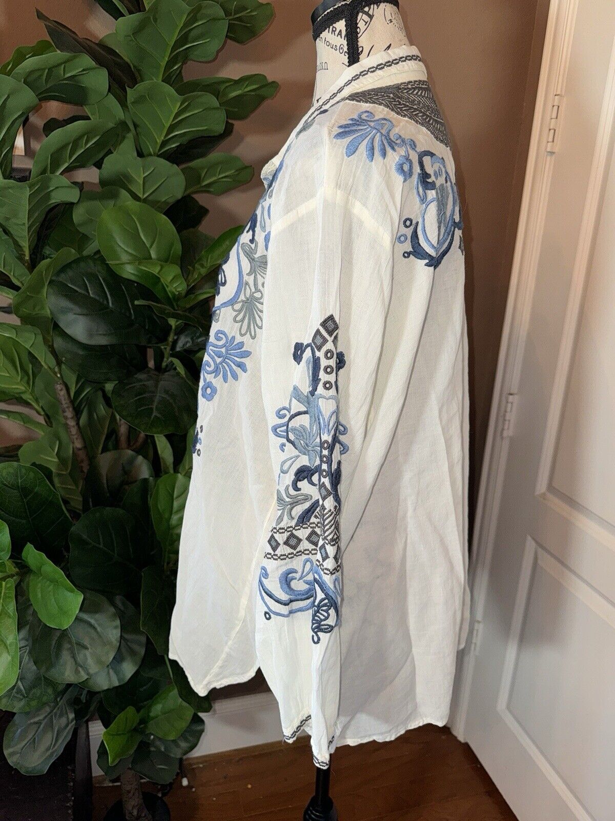 Johnny Was XL Blue & White Embroidered Floral Button Up Blouse Top Long Sleeve