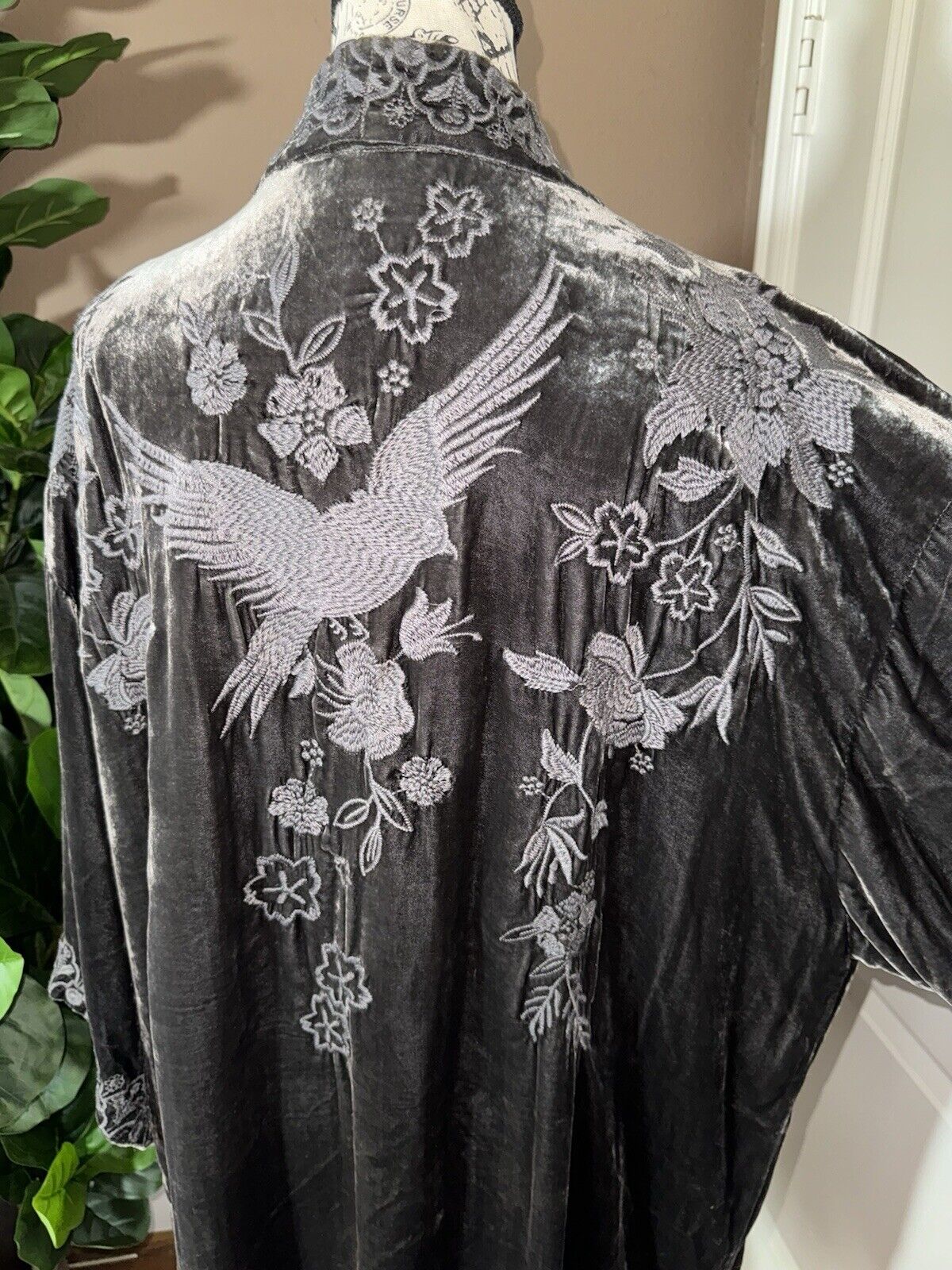 Johnny Was Sz 1X 1XL Grey Velvet Embroidered Kimono Wrap Floral & Birds STUNNING