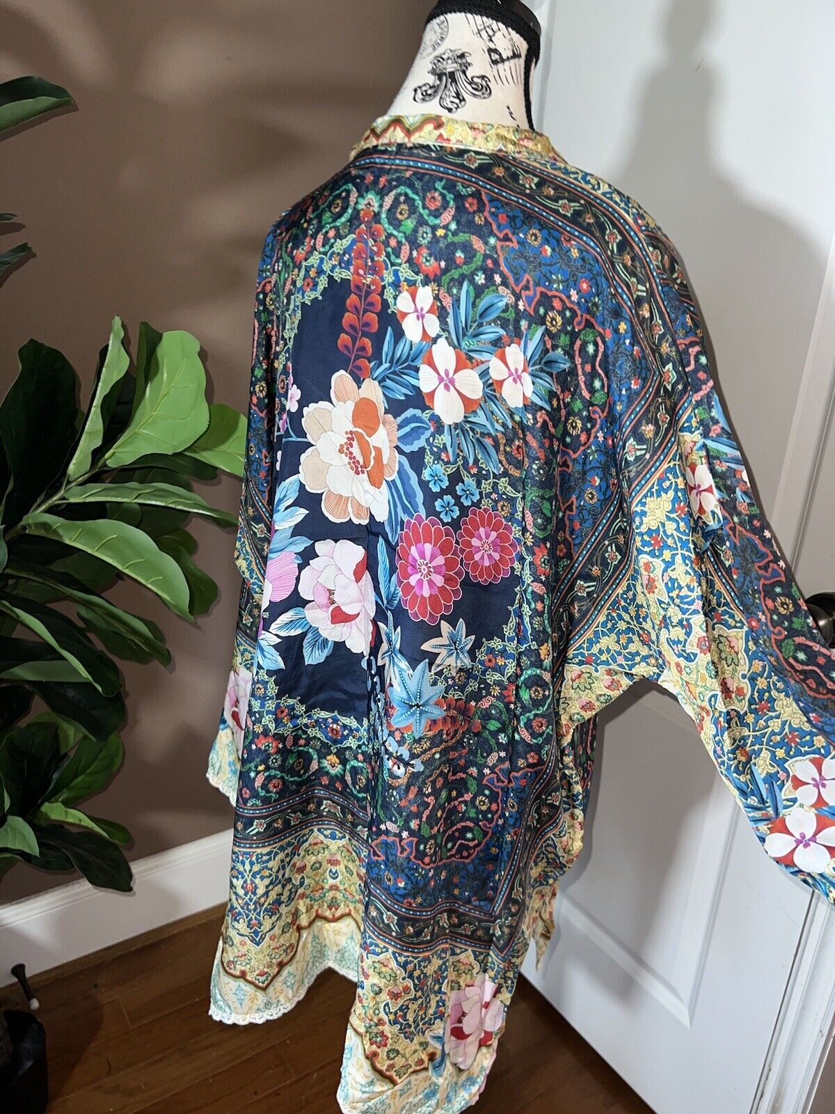 Johnny Was 100% Silk  STUNNING Floral Button Up Blouse Top L Large