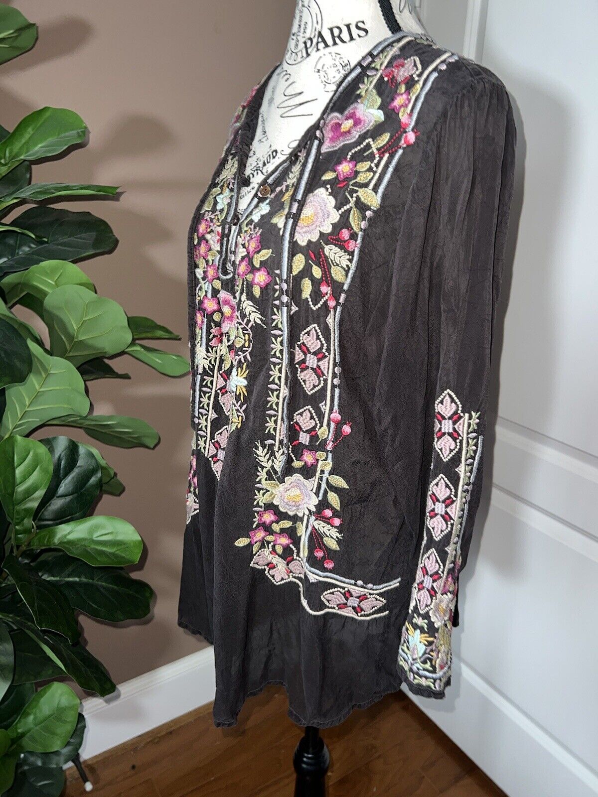 Johnny Was XL Beautiful Embroidered Dark Brown Peasant Tunic Top Silky Flowers