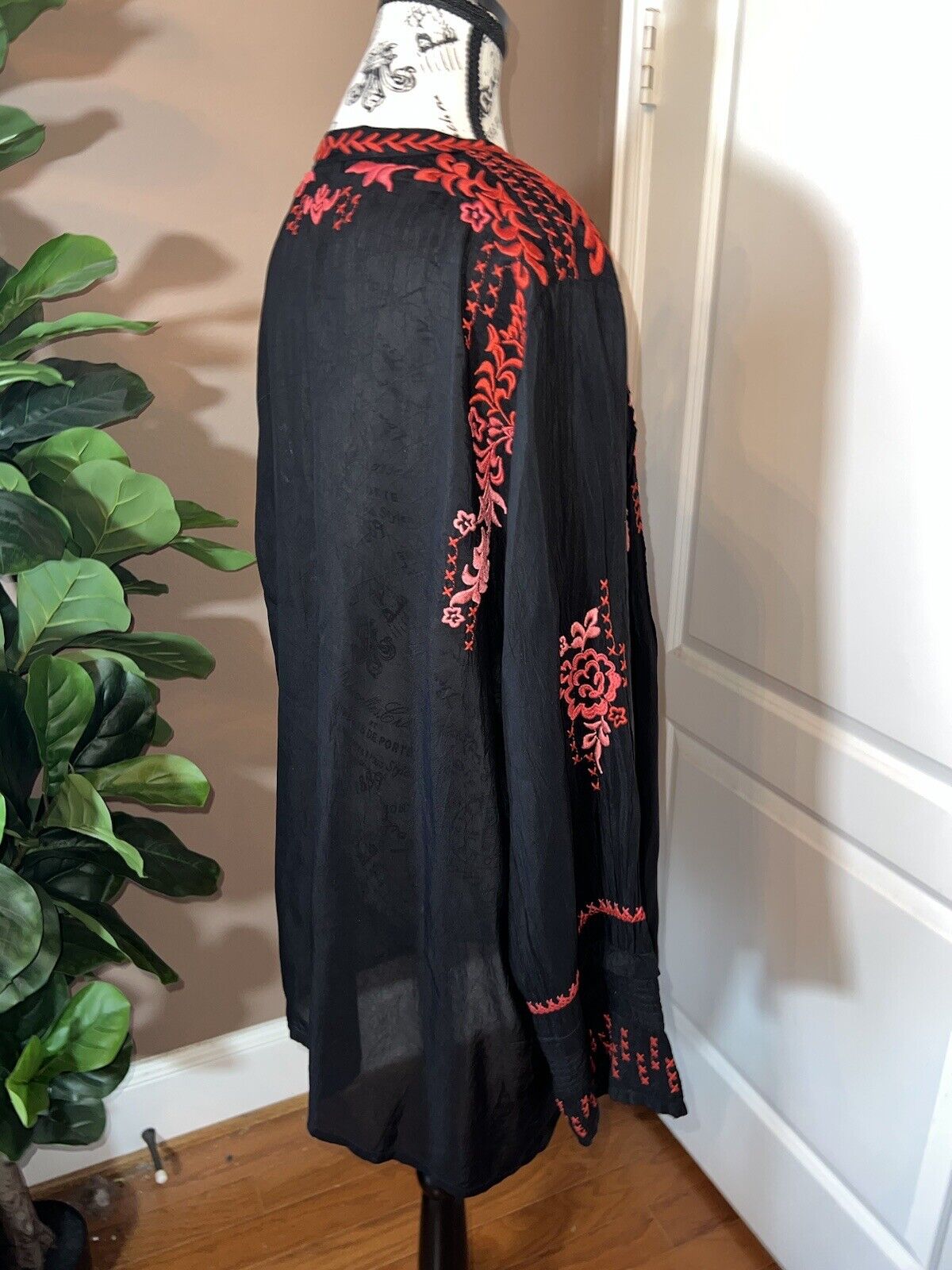 Johnny Was Silky Top Long Sleeve Button Up XXL 2X Gorgeous Black & Red Tunic