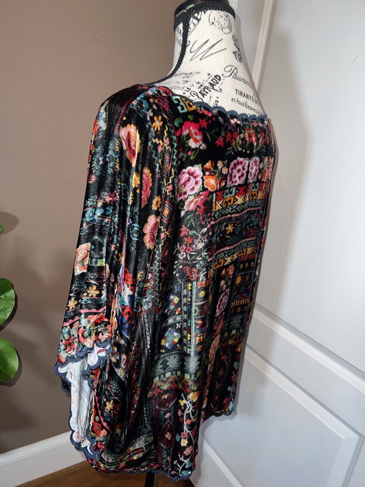 Johnny Was Black & Floral Velvet Tunic Top L Large Peasant  Roses Kimono