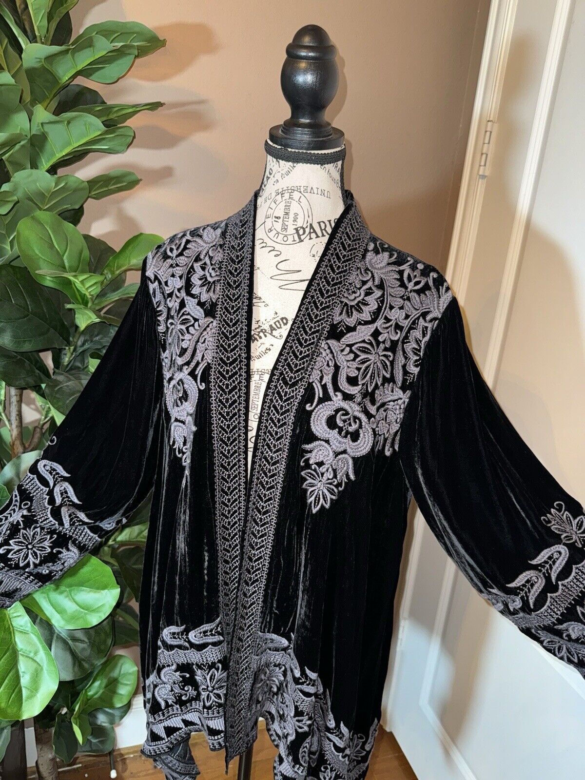 Johnny Was XL 1X 1XL Black Velvet Tonal Embroidery Kimono Handkerchief