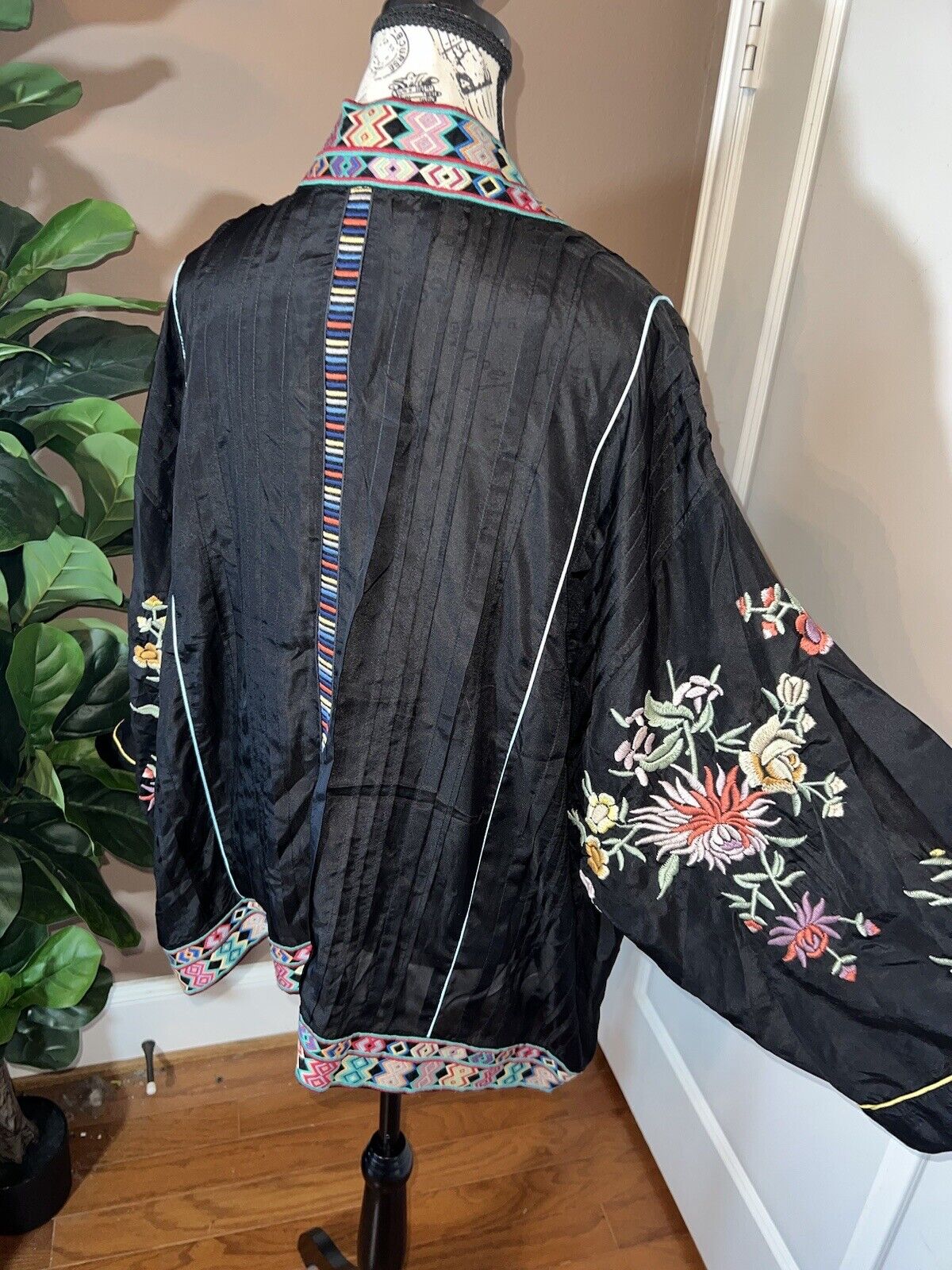 Johnny Was 100% Silk Black Kimono XXL 2X 2XL Floral Embroidered Jacket