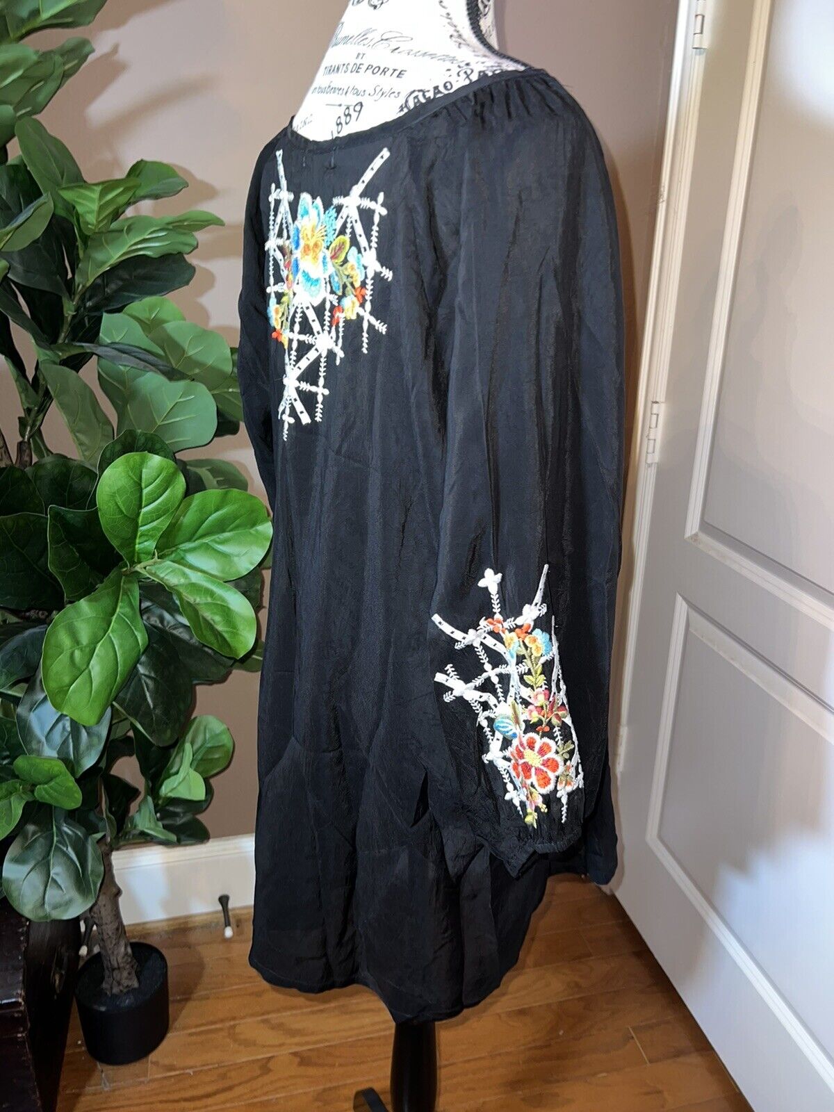 Johnny Was Embroidered Silky Tunic Top Black With Flowers 2X 2XL XXL Beautiful