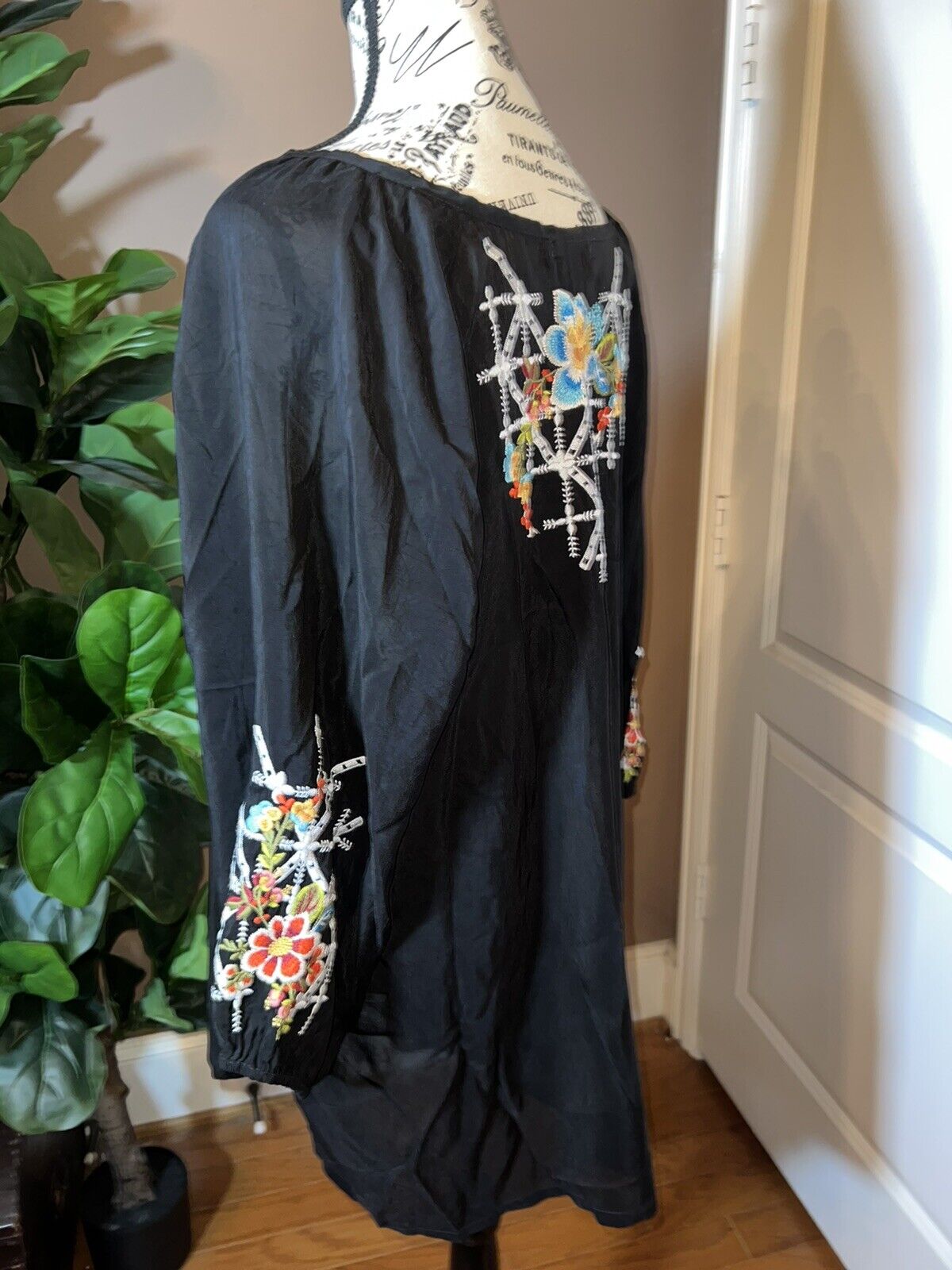 Johnny Was Embroidered Silky Tunic Top Black With Flowers 2X 2XL XXL Beautiful