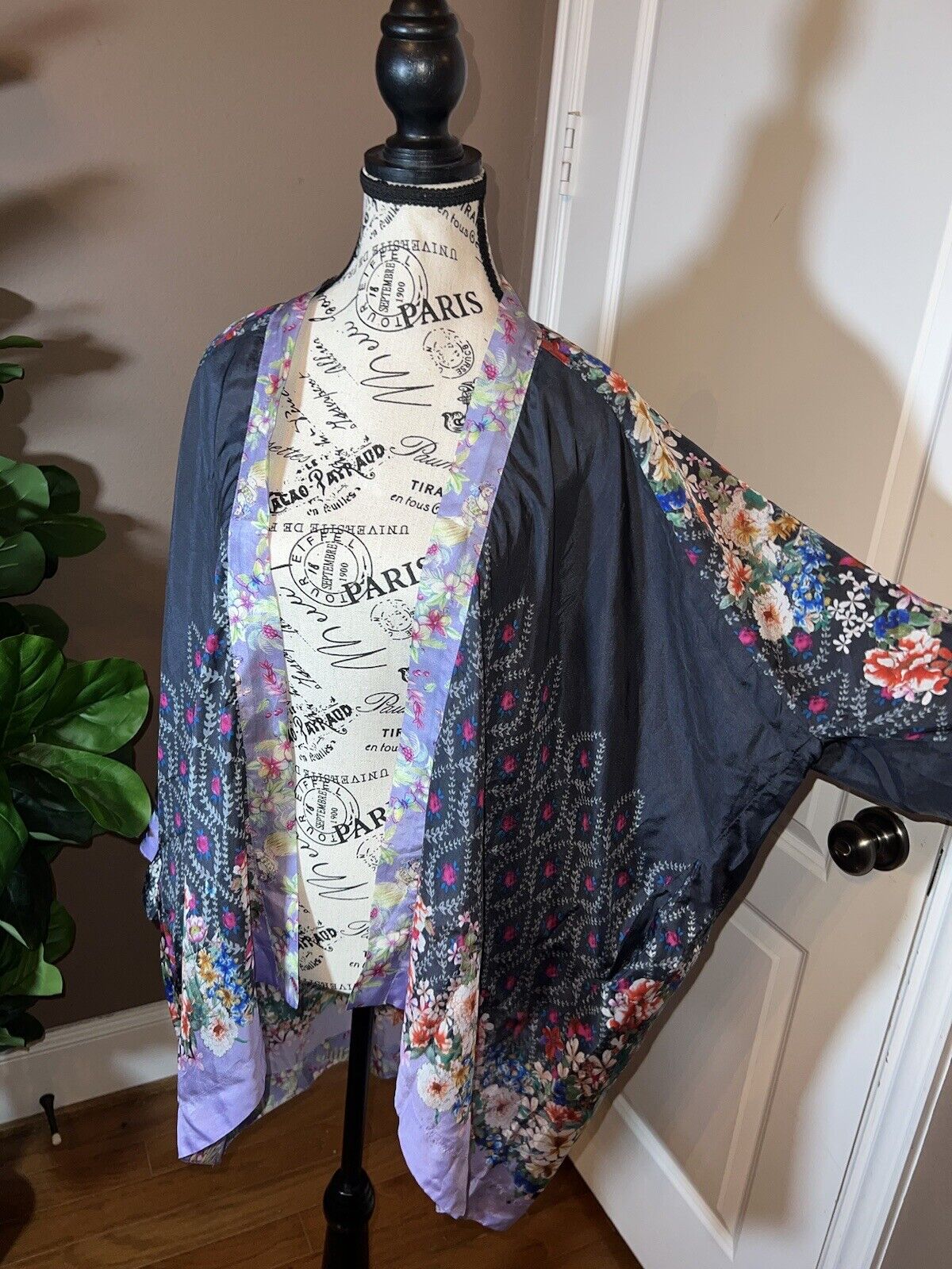 Johnny Was 100% Silk Kimono Sz L Large Gorgeous Floral Pattern & Vibrant Colors