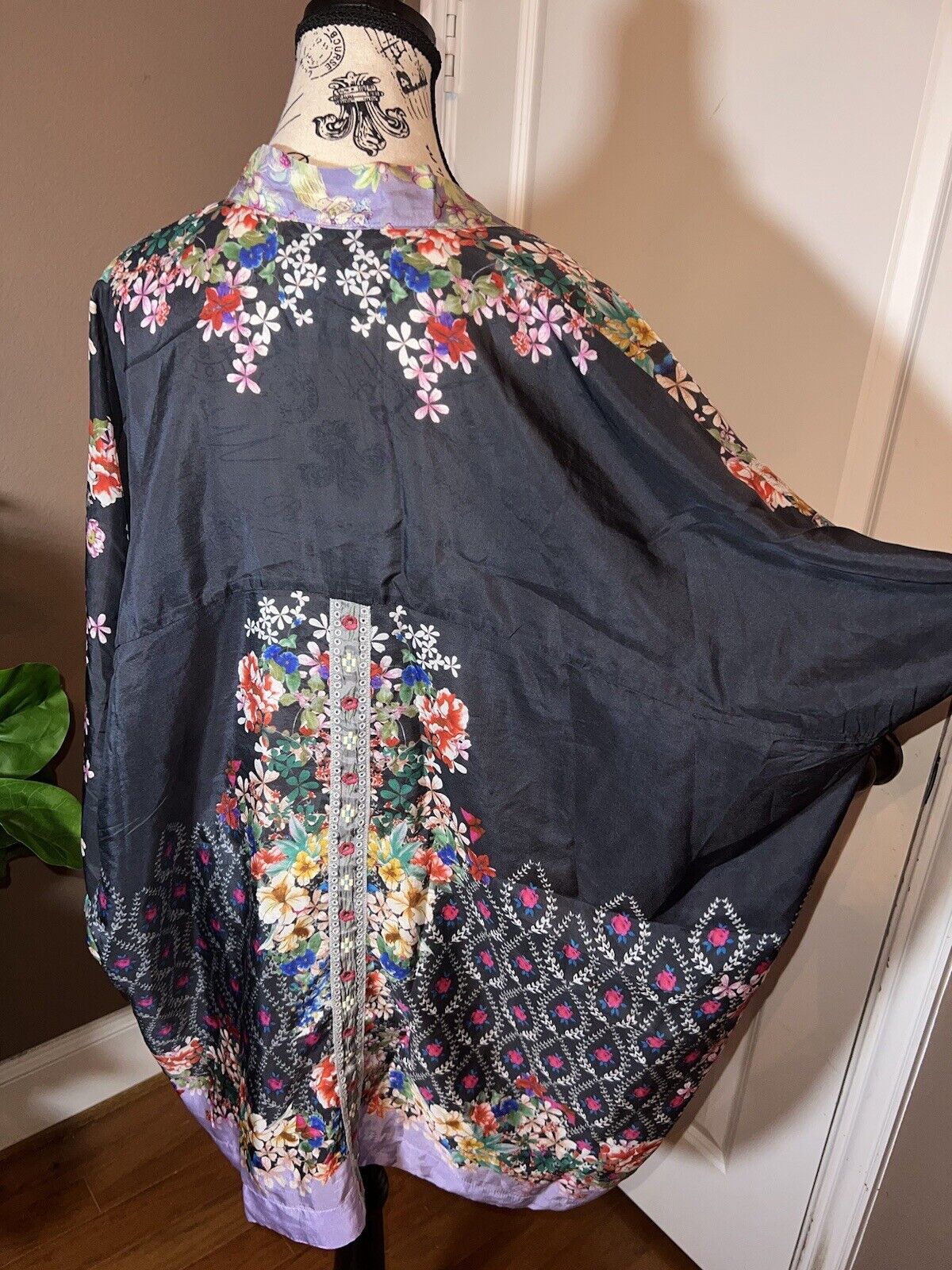 Johnny Was 100% Silk Kimono Sz L Large Gorgeous Floral Pattern & Vibrant Colors