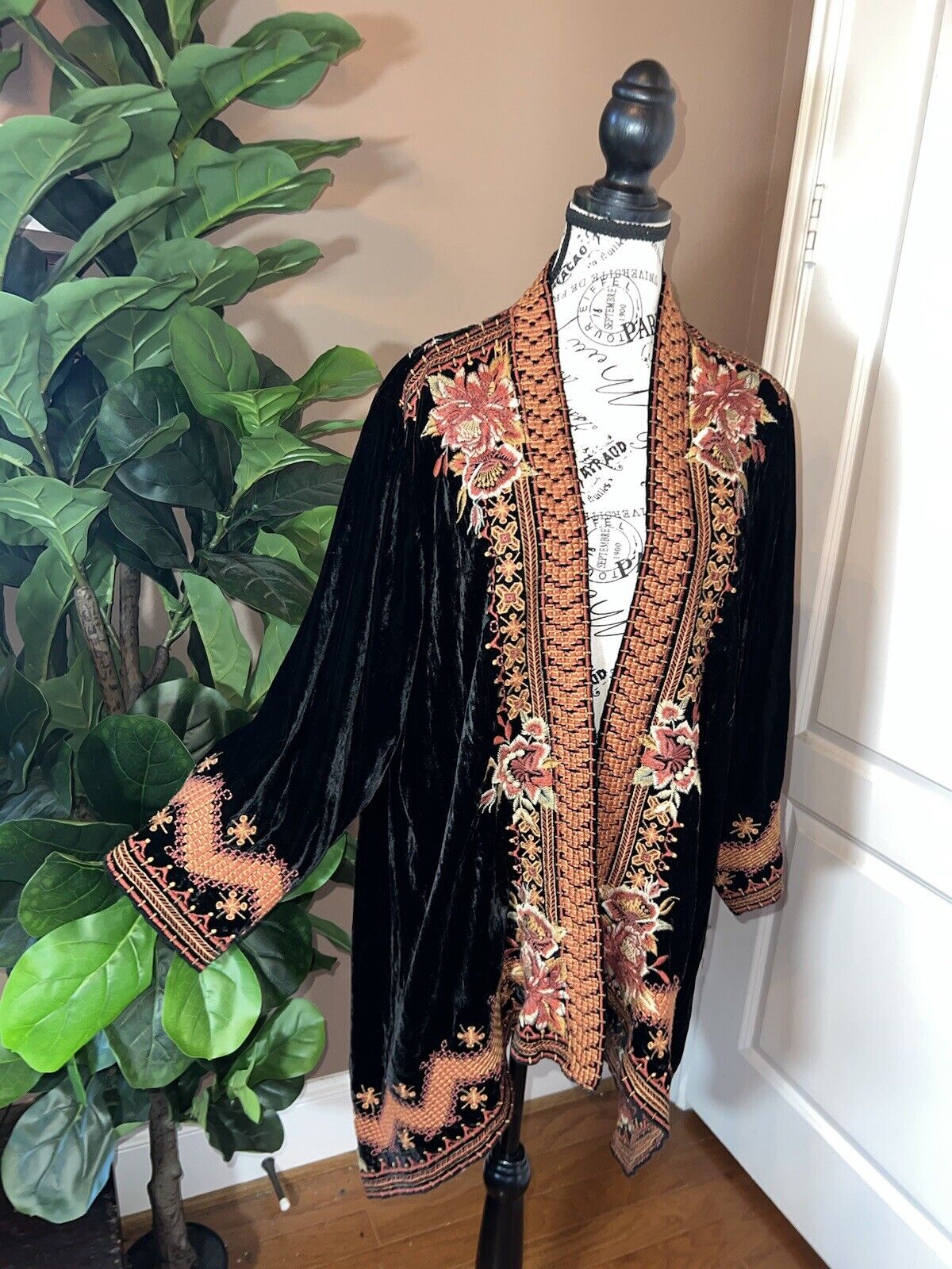 Johnny Was Black Velvet Embroidered Kimono Wrap Sz 1XL 1X XL Floral STUNNING