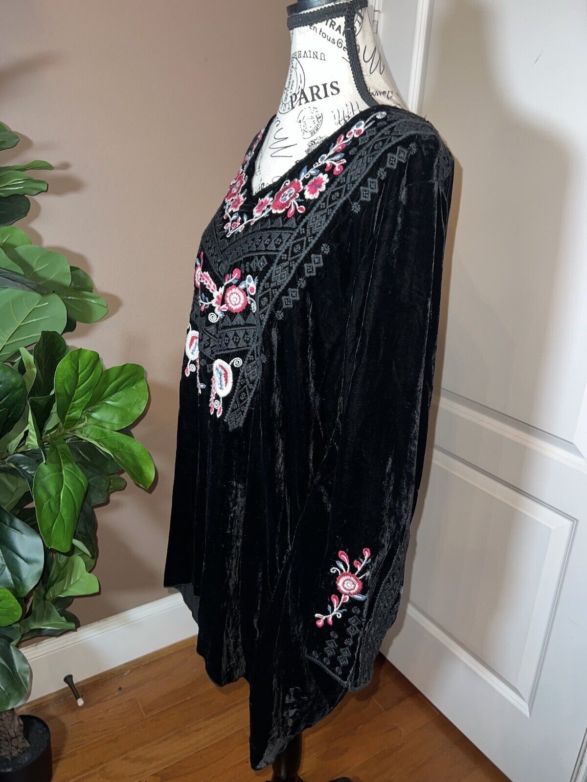 Johnny Was Black Velvet Heavily Embroidered Tunic Top Long Sleeve Sz XL 1XL 1X