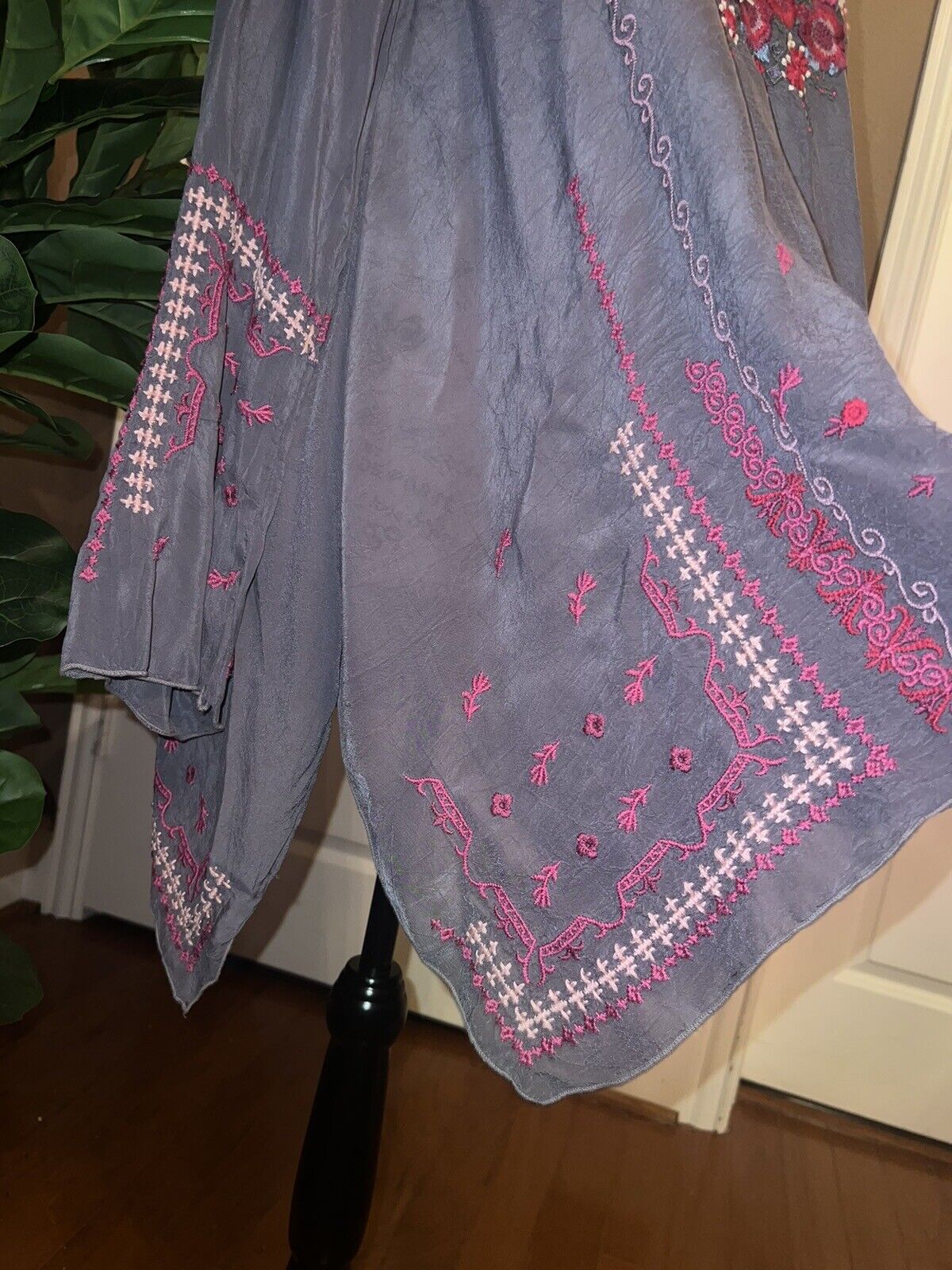 Johnny Was Sz M Medium Heavily Embroidered Silky Tunic Top Kimono Sleeve Grey