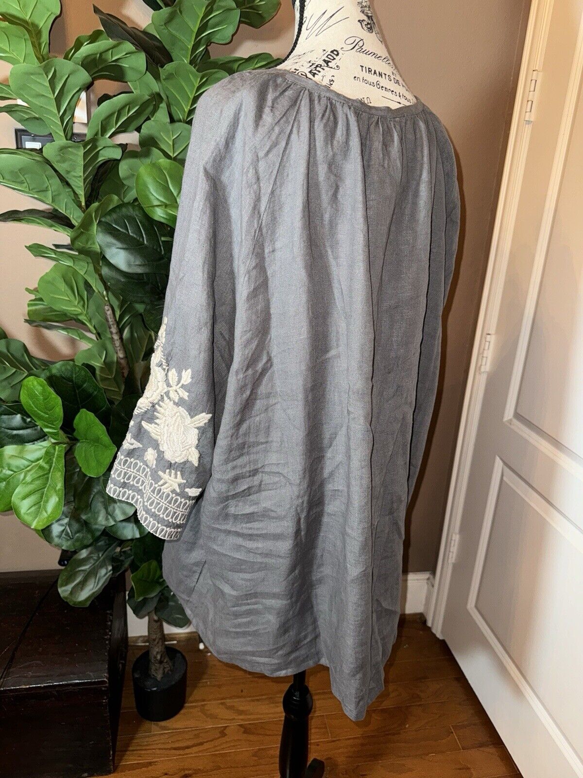 Johnny Was XL Grey Linen Shift Mini Dress Tunic Top Embroidered Cream Flower