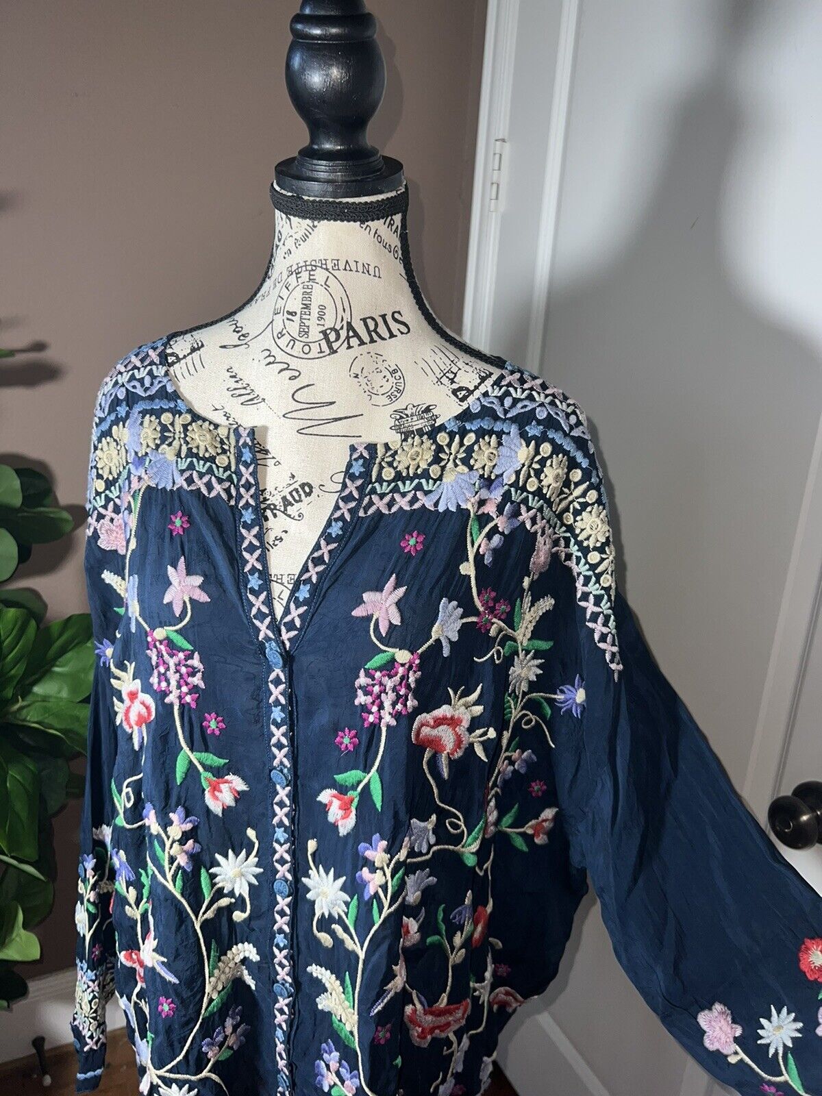 Johnny Was Sz 1X 1XL Silky Floral Tunic Top Embroidered With Beautiful Flowers