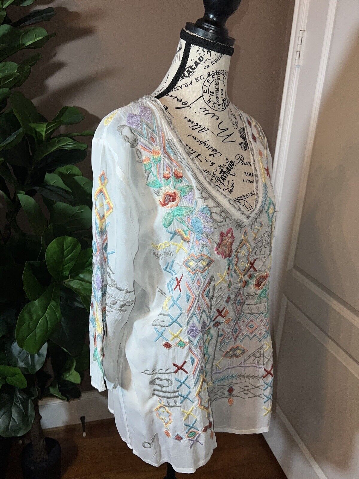 Johnny Was Silky White Embroidered Peasant Blouse Top Tunic L Large SPRING